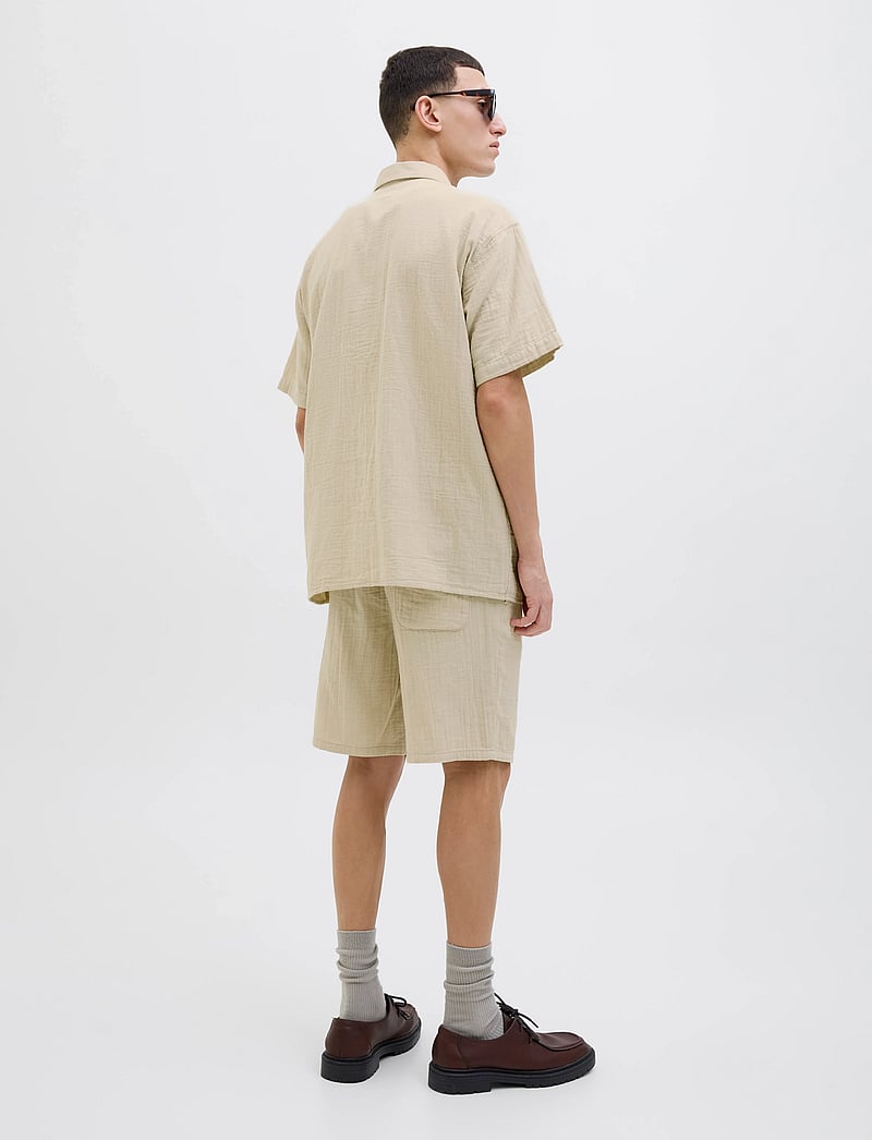 Jack & Jones - JOREASTER PATRAS RESORT SHIRT SS LN - chemises à manches courtes - safari - 2