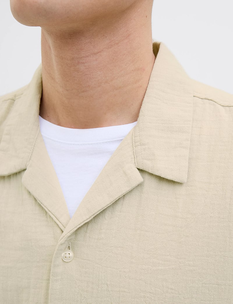 Jack & Jones - JOREASTER PATRAS RESORT SHIRT SS LN - chemises à manches courtes - safari - 4