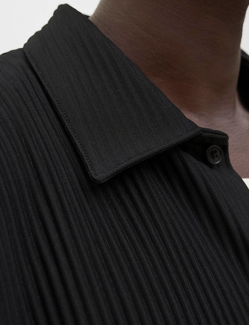 Jack & Jones - JCOINTERLUDE PLISSE SHIRT SS - kurzarmhemden - black - 0