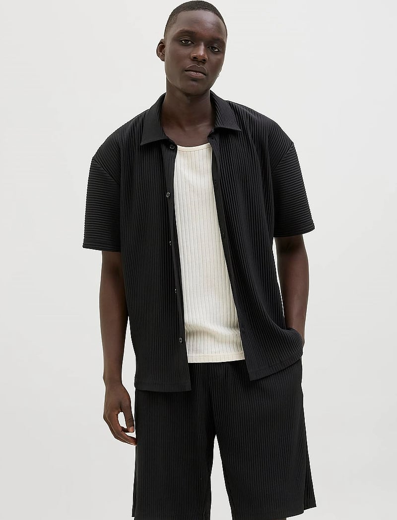 Jack & Jones - JCOINTERLUDE PLISSE SHIRT SS - kurzarmhemden - black - 2