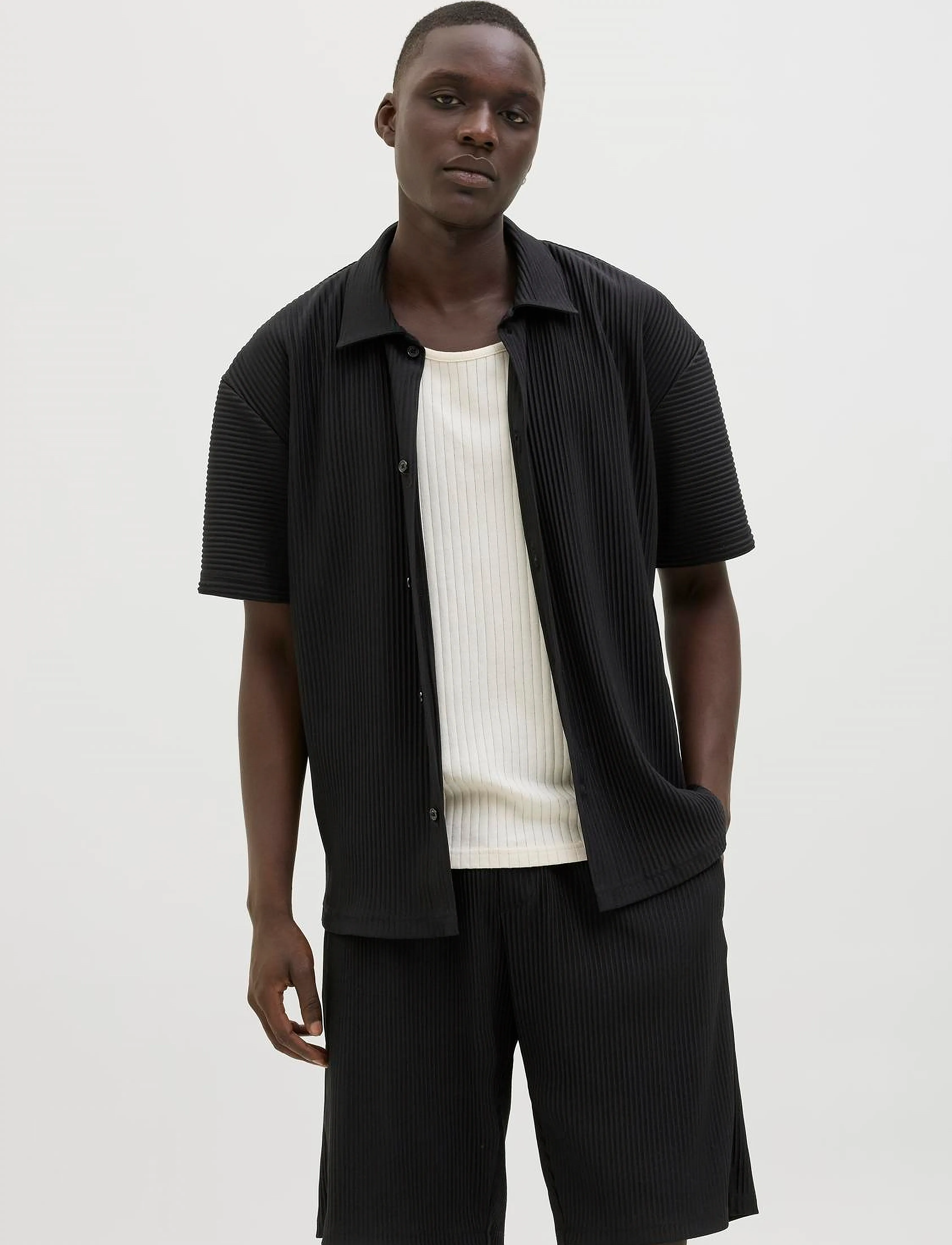 Jack & Jones - JCOINTERLUDE PLISSE SHIRT SS - kortärmade skjortor - black - 2
