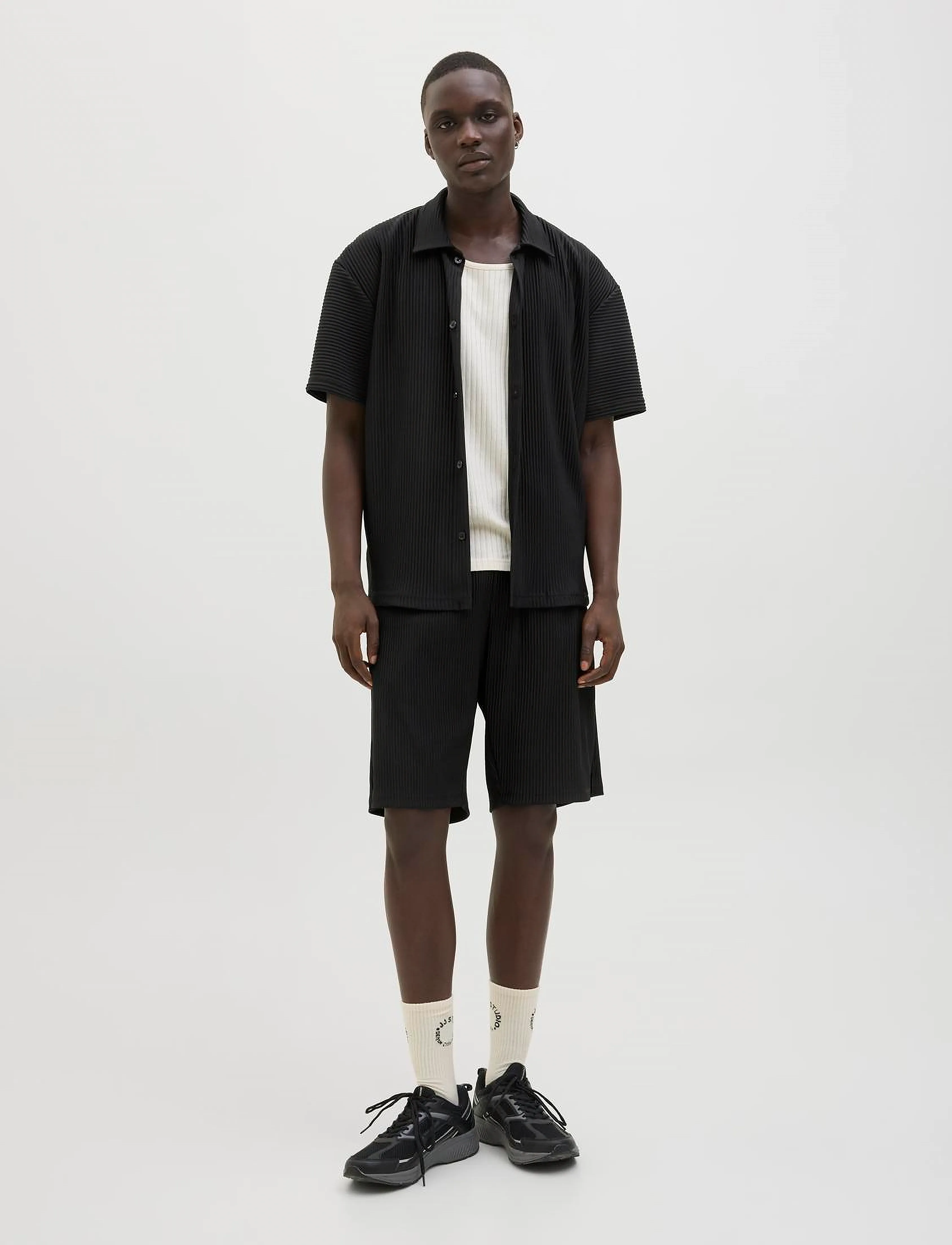 Jack & Jones - JCOINTERLUDE PLISSE SHIRT SS - kortärmade skjortor - black - 3