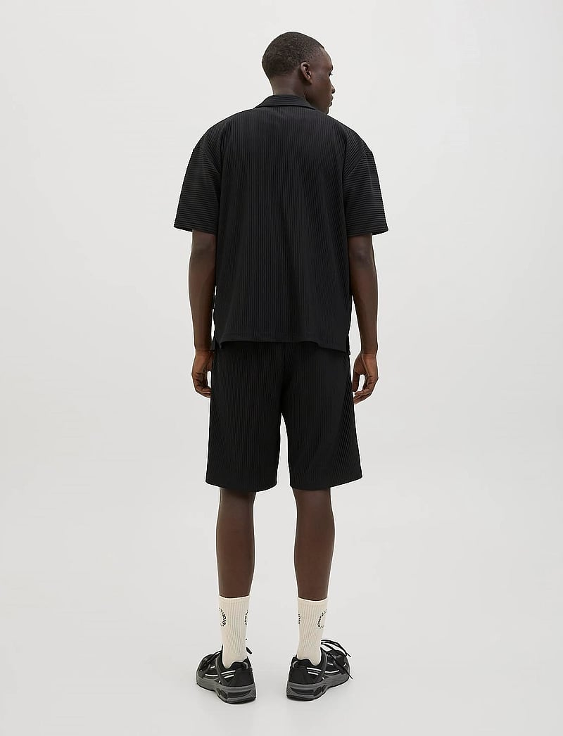 Jack & Jones - JCOINTERLUDE PLISSE SHIRT SS - kurzarmhemden - black - 4