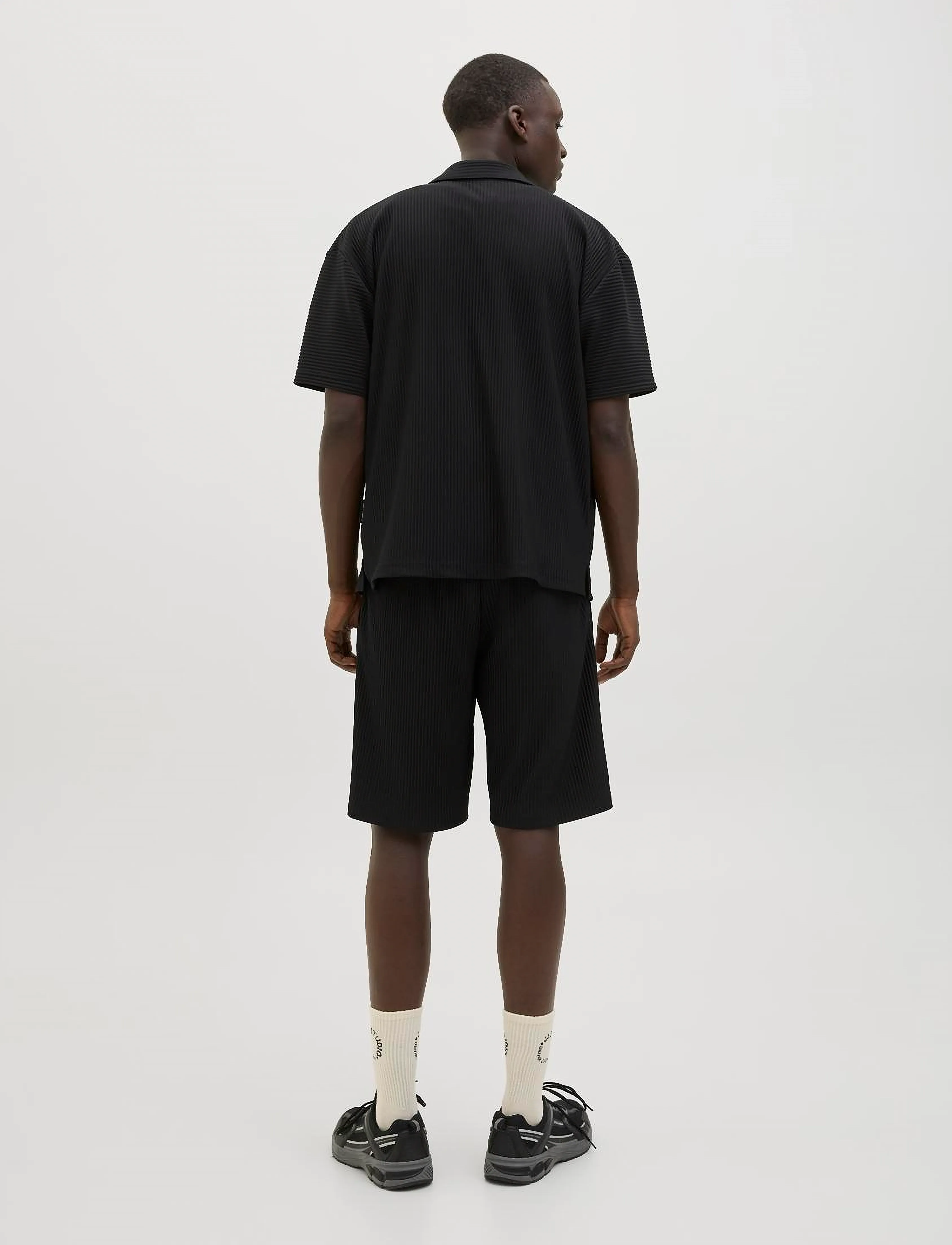 Jack & Jones - JCOINTERLUDE PLISSE SHIRT SS - kortärmade skjortor - black - 4