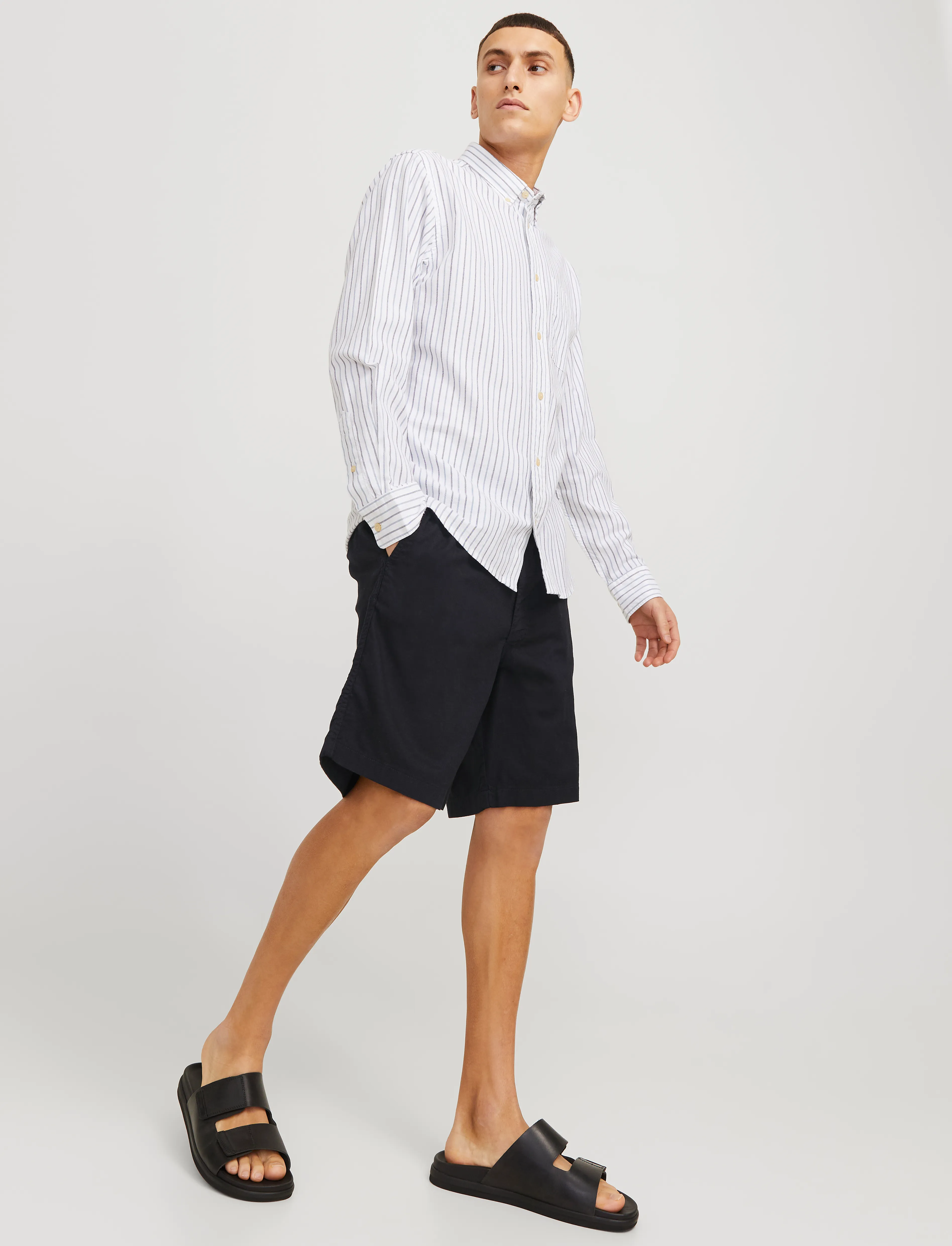 Jack & Jones - JPSTJAIDEN CAMPAIGN HYBRIDBONDISHORT SRT - linen shorts - black - 5