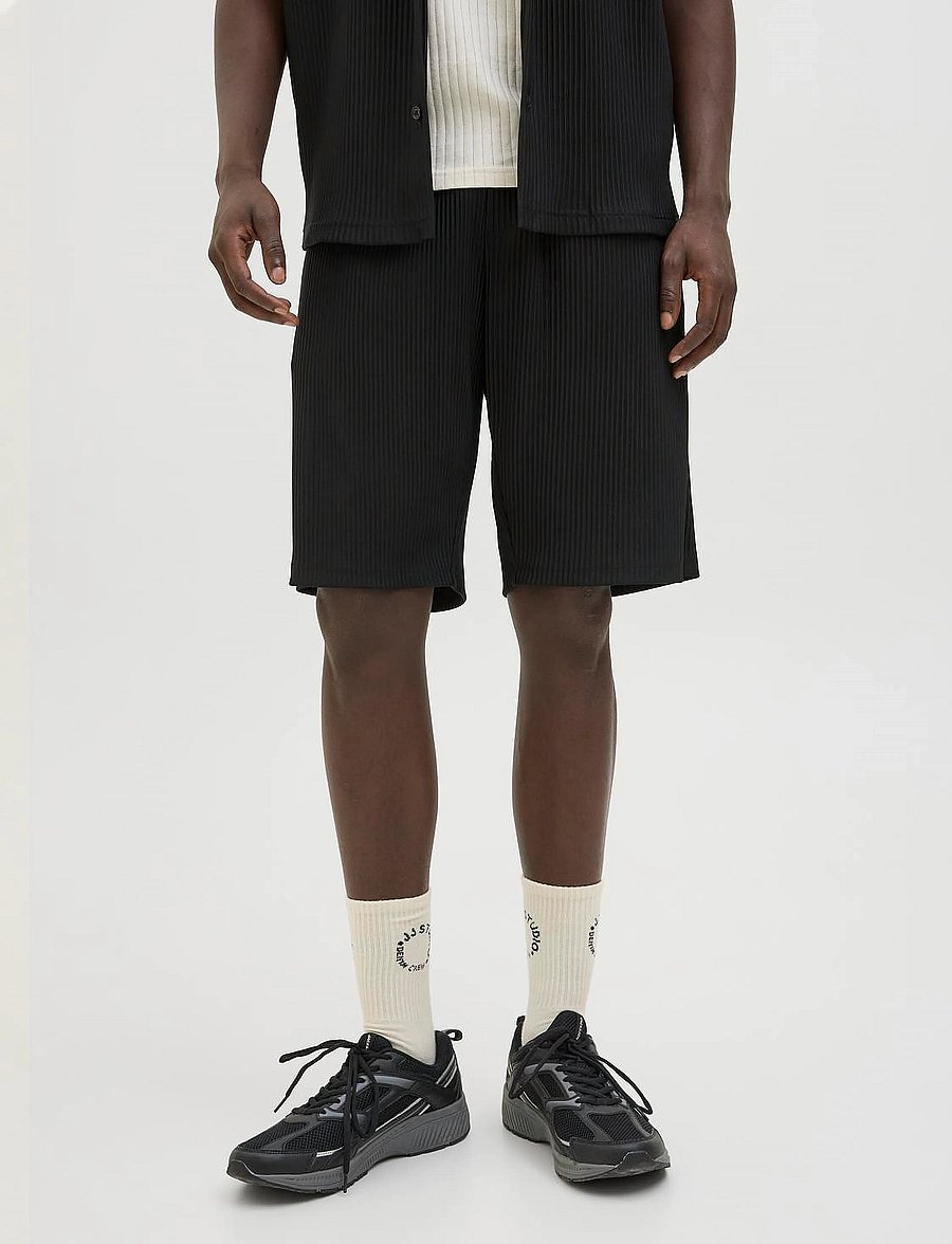 Jack & Jones - JPSTKARL INTERLUDE PLISSE SHORTS MID - lühikesed dressipüksid - black - 0