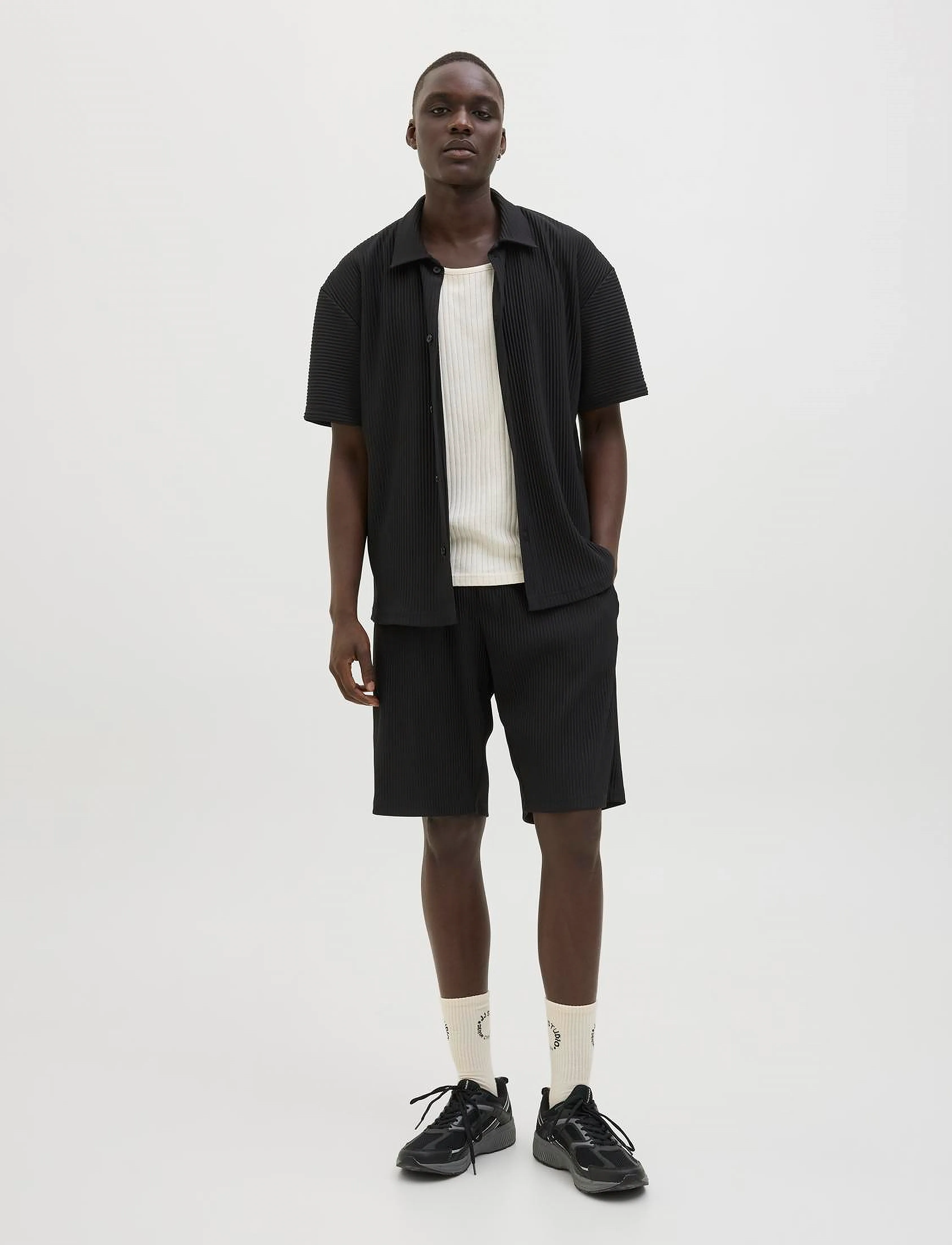 Jack & Jones - JPSTKARL INTERLUDE PLISSE SHORTS MID - lühikesed dressipüksid - black - 4