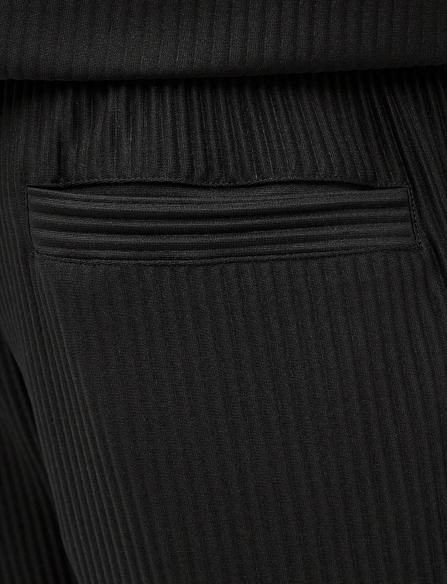 Jack & Jones - JPSTKARL INTERLUDE PLISSE SHORTS MID - lühikesed dressipüksid - black - 5