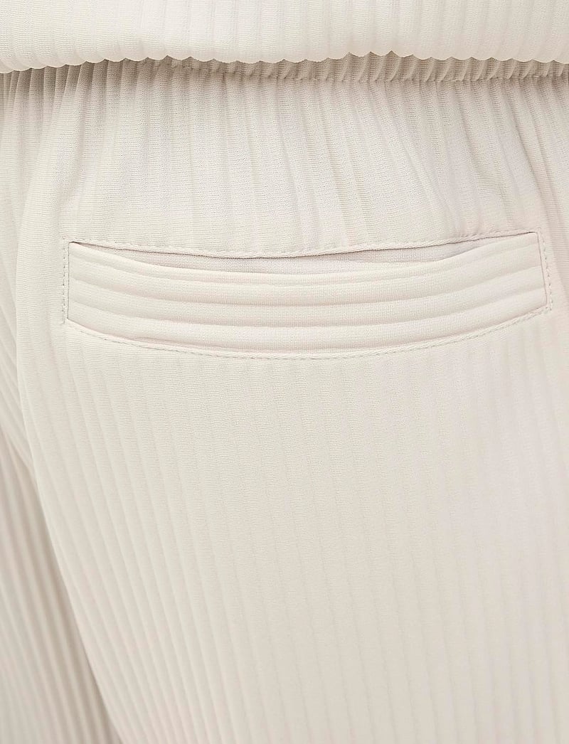 Jack & Jones - JPSTKARL INTERLUDE PLISSE SHORTS MID - sweatshorts - moonbeam - 4