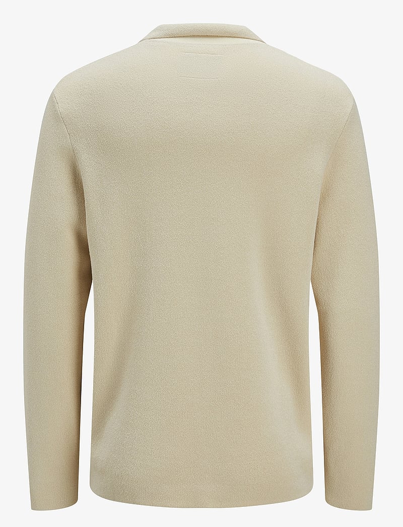 Jack & Jones - JPRWASON KNIT SPLIT NECK STYD AW24 - stickade pikéer - summer sand - 2