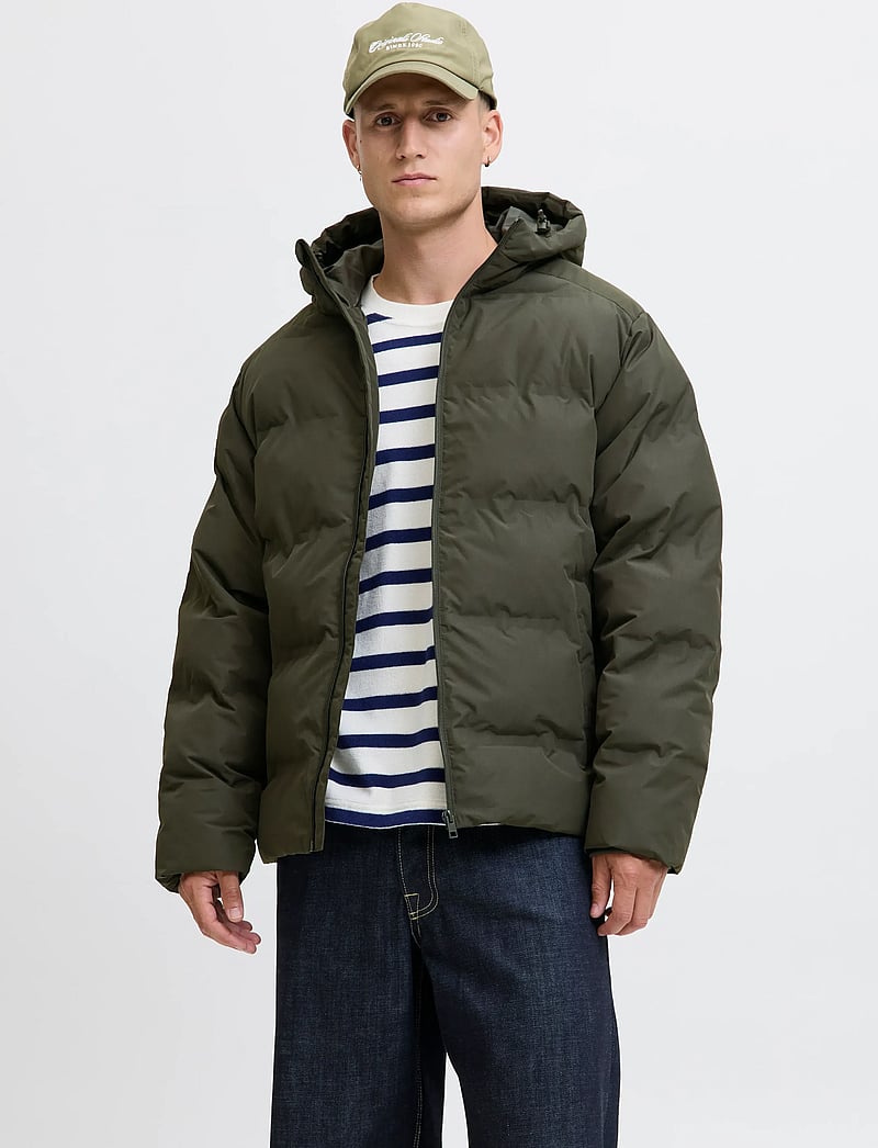 JJESOHO PUFFER HOOD SN JNR | Jack & Jones | JeansInn.nl JJESOHO PUFFER HOOD SN JNR | Jack & Jones | JeansInn.nl