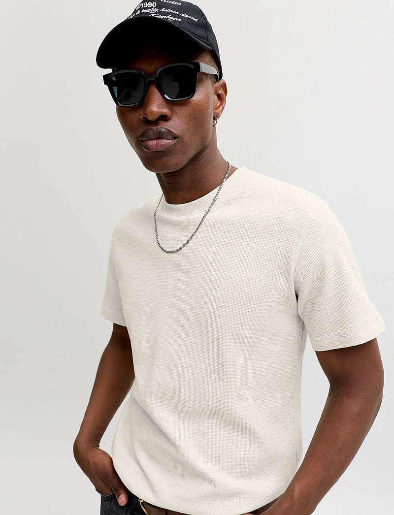 Jack & Jones - JJEAUSTIN TEE SS NOOS - kortærmede t-shirts - antique white - 5