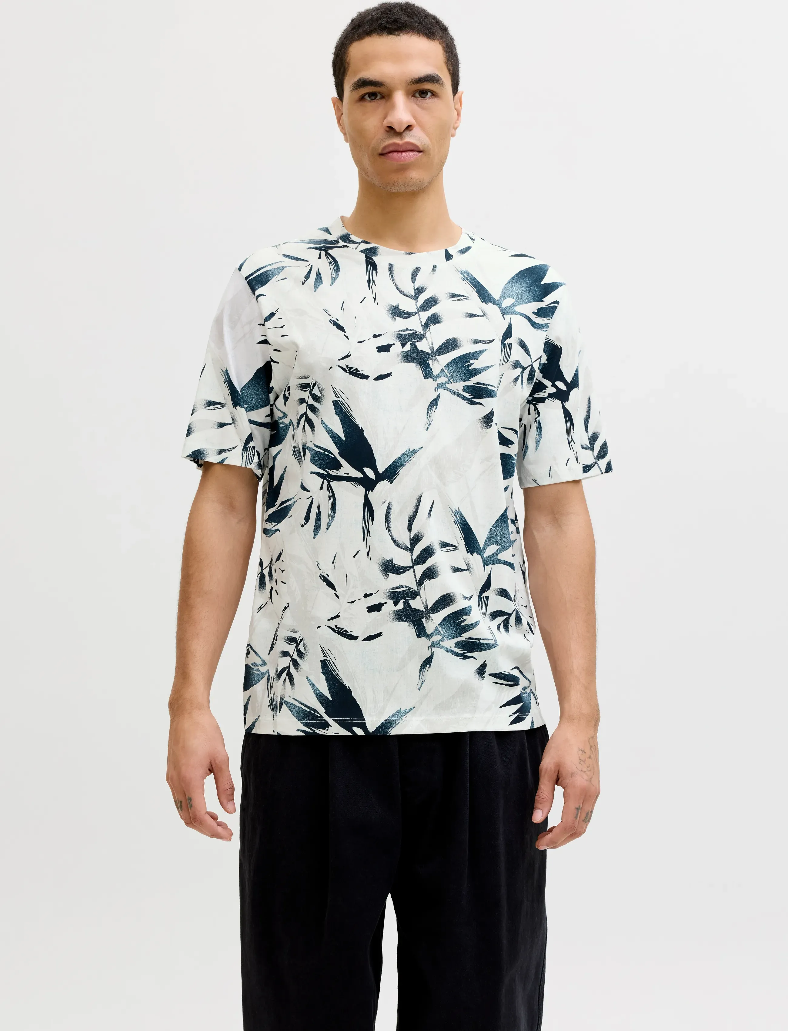 Jack & Jones JJHONOLULU AOP TEE SS CREW NECK - T-shirts - CLOUD DANCER / white