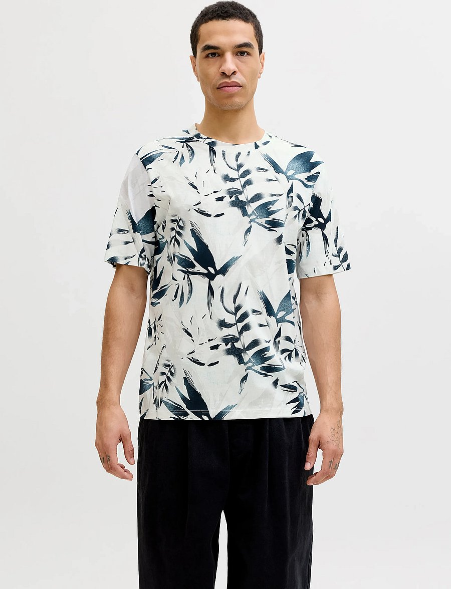 Jack & Jones - JJHONOLULU AOP TEE SS CREW NECK - kortärmade t-shirts - cloud dancer - 0