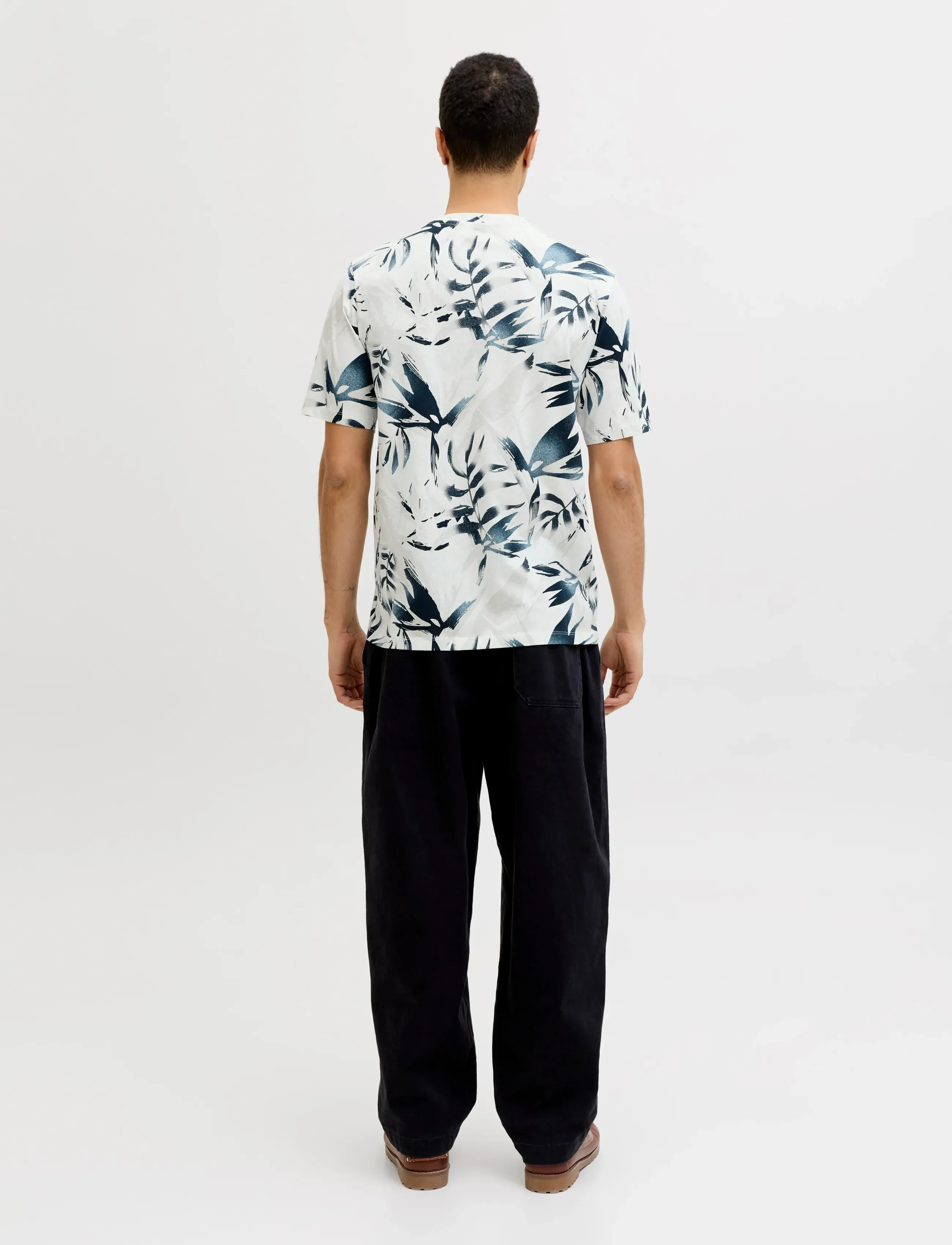 Jack & Jones - JJHONOLULU AOP TEE SS CREW NECK - kortärmade t-shirts - cloud dancer - 3