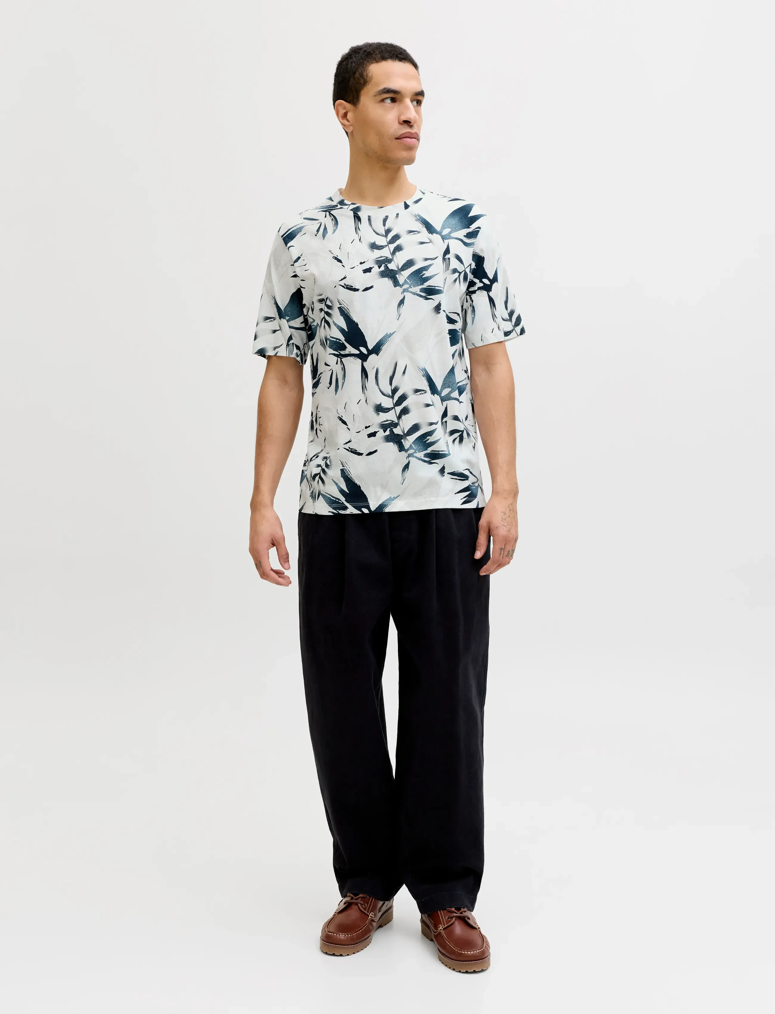 Jack & Jones - JJHONOLULU AOP TEE SS CREW NECK - kortärmade t-shirts - cloud dancer - 4