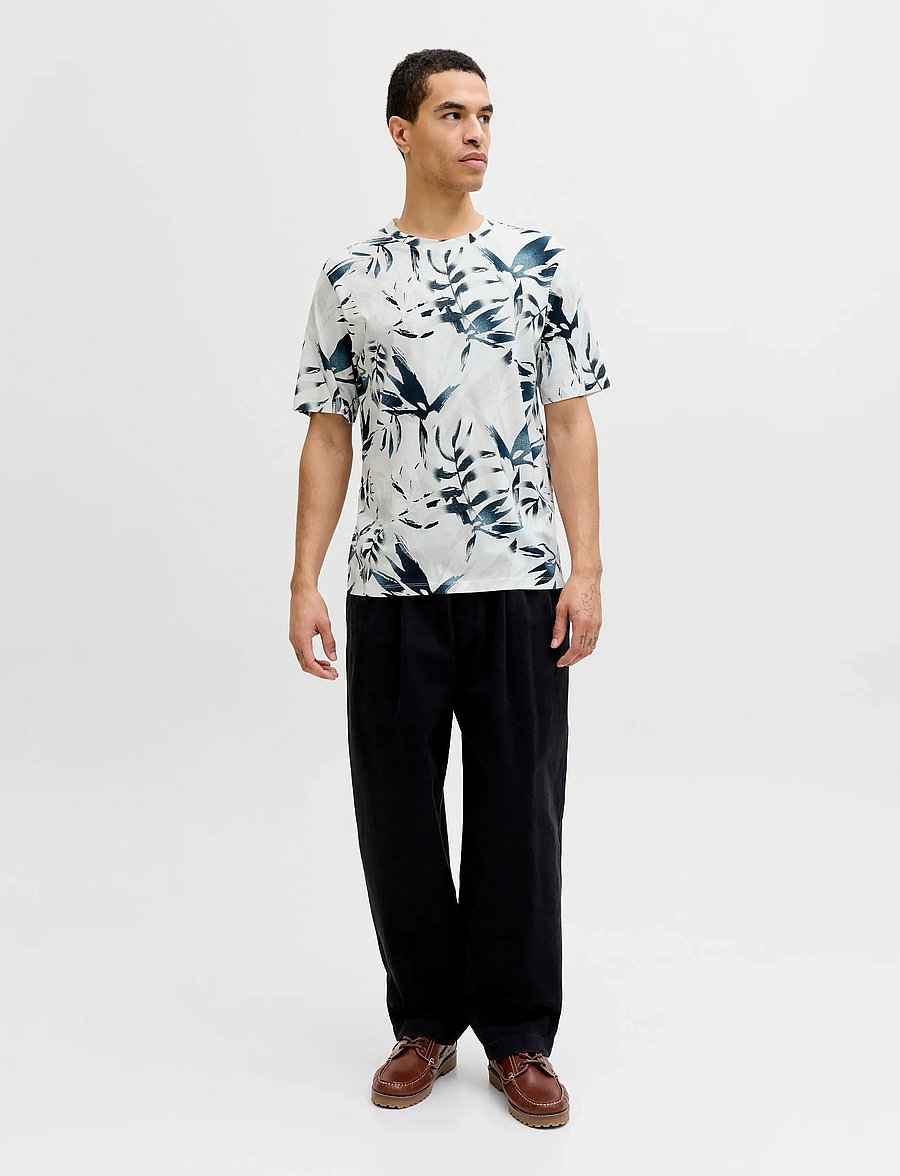 Jack & Jones - JJHONOLULU AOP TEE SS CREW NECK - kortärmade t-shirts - cloud dancer - 4