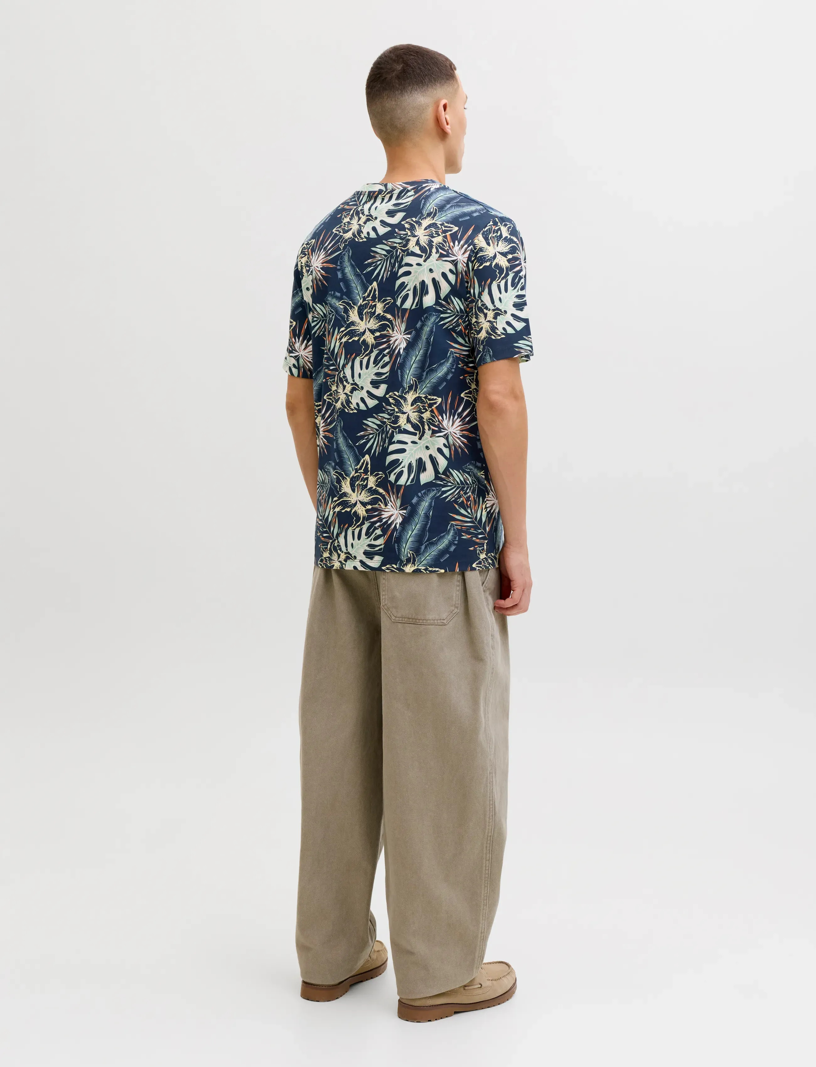 Jack & Jones - JJHONOLULU AOP TEE SS CREW NECK - stutterma bolir - navy blazer - 3