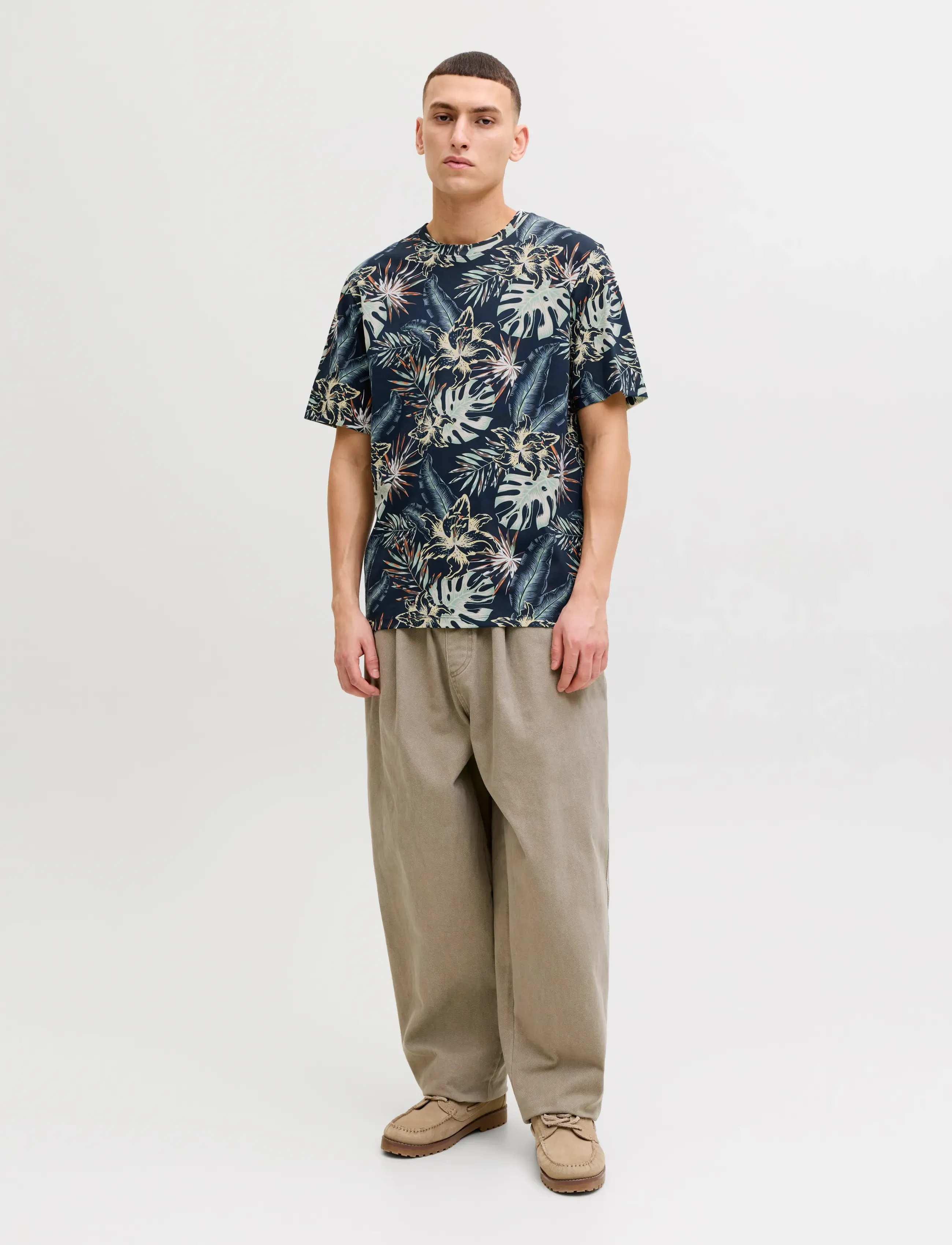 Jack & Jones - JJHONOLULU AOP TEE SS CREW NECK - stutterma bolir - navy blazer - 4