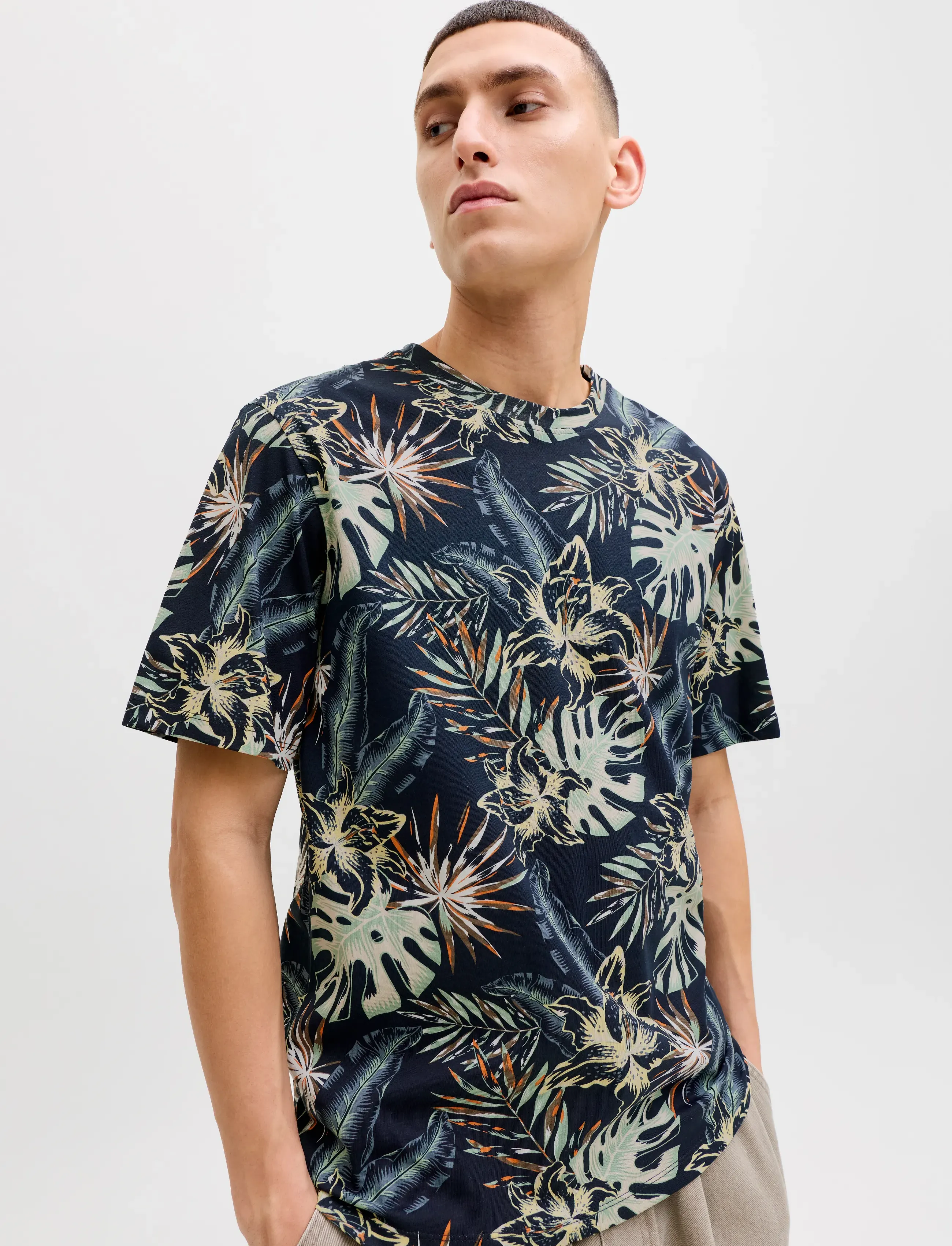 JACK & JONES Jjhonolulu Aop Tee Ss Crew Neck t-shirts med tryck herr – bild 5