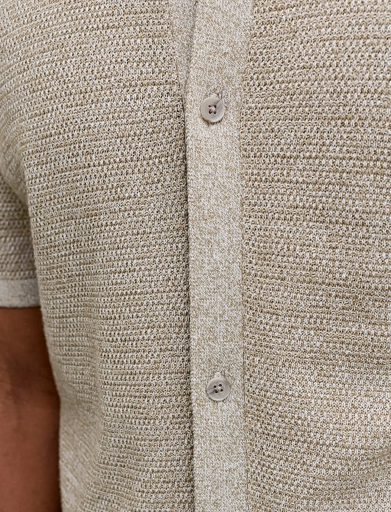 Jack & Jones - JJEGEORGE KNIT SHIRT SS SN - stickade pikéer - coriander - 5