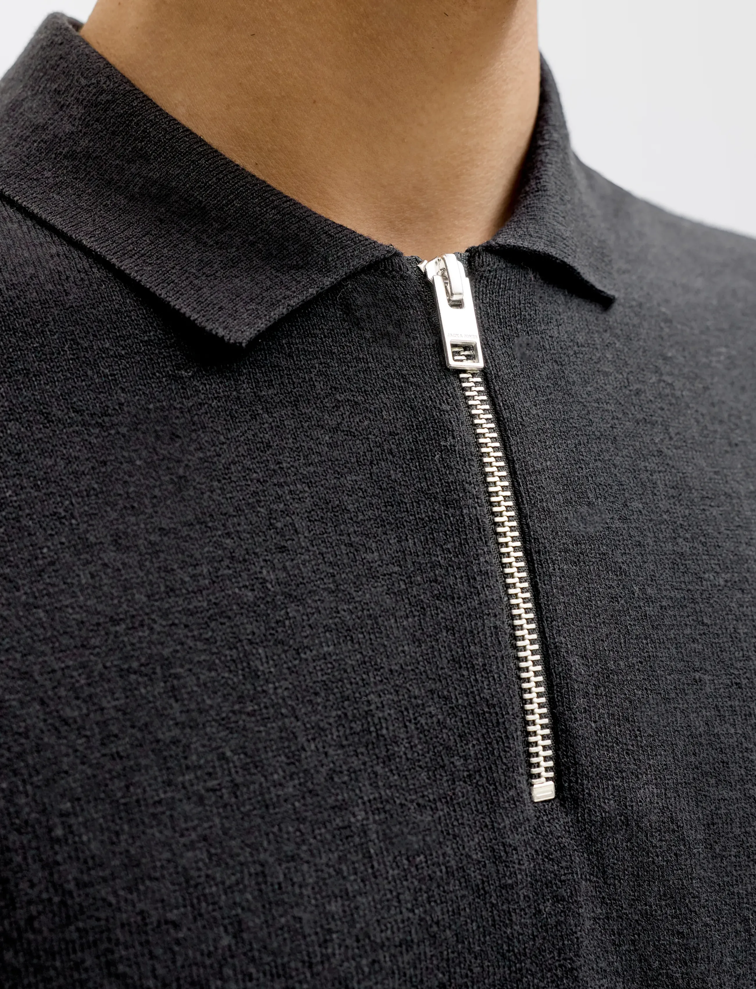 Jack & Jones JJEEMIL KNIT ZIP POLO SS SN - Tänavastiil - BLACK / black