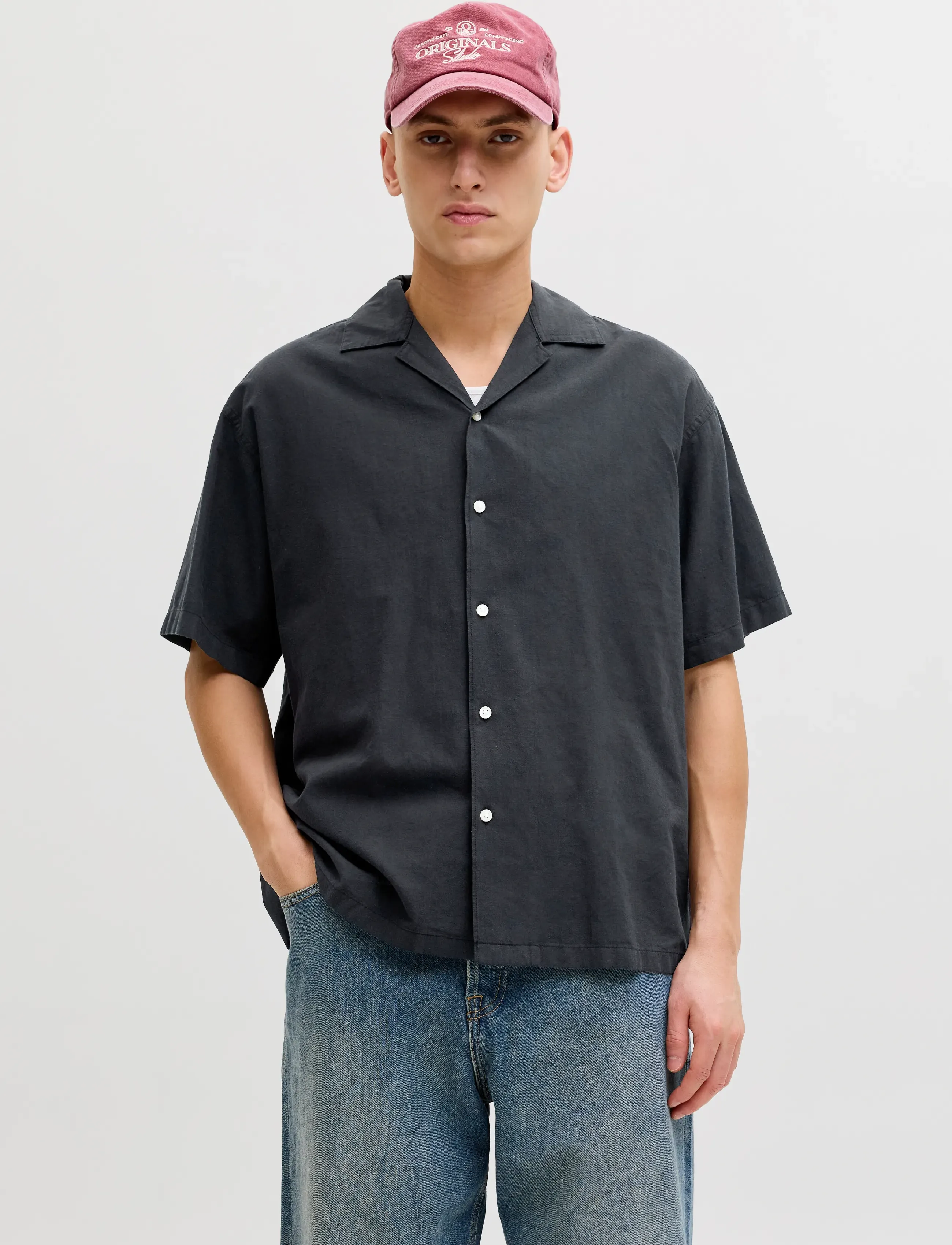 Jack & Jones JJEBREEZE LINEN BLEND RESORT SHIRT SS SN - Looks for less - BLACK / grey