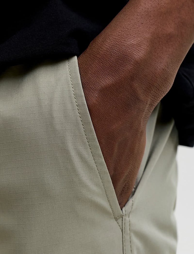Jack & Jones - JPSTCOLE IVAN TECH CARGO JOGGER SHORTS - cargo shorts - vetiver - 5