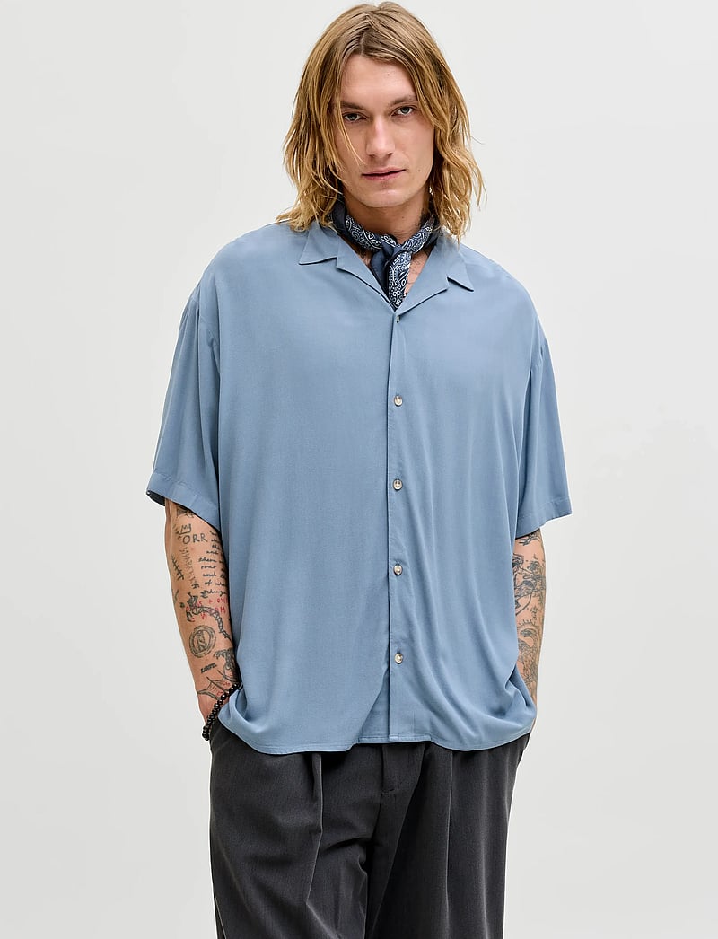 Jack & Jones - JJEJEFF RESORT SOLID SHIRT SS SN - kurzarmhemden - blue mirage - 0