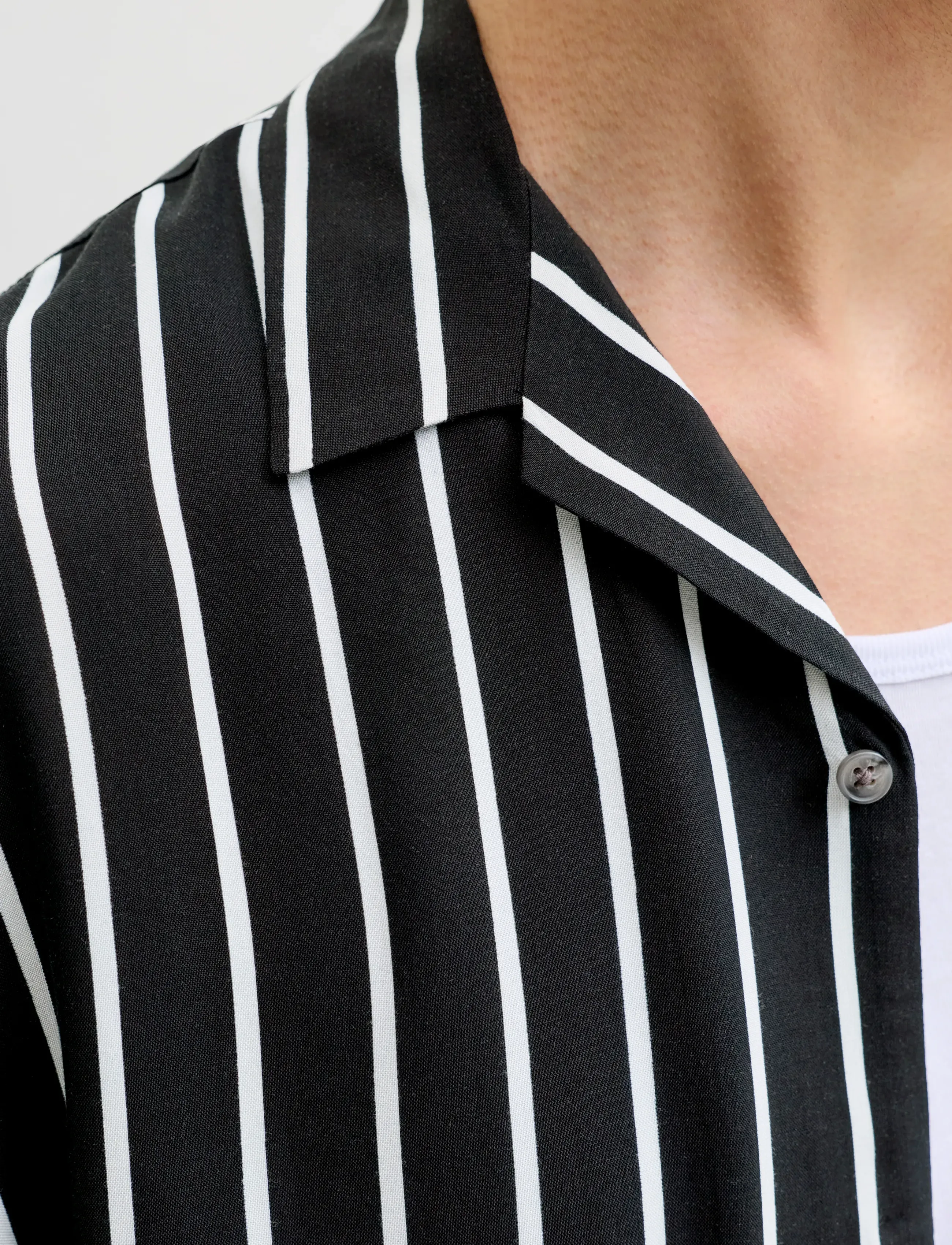 Jack & Jones - JJEJEFF RESORT STRIPE SHIRT S/S SN - stribede skjorter - black - 5