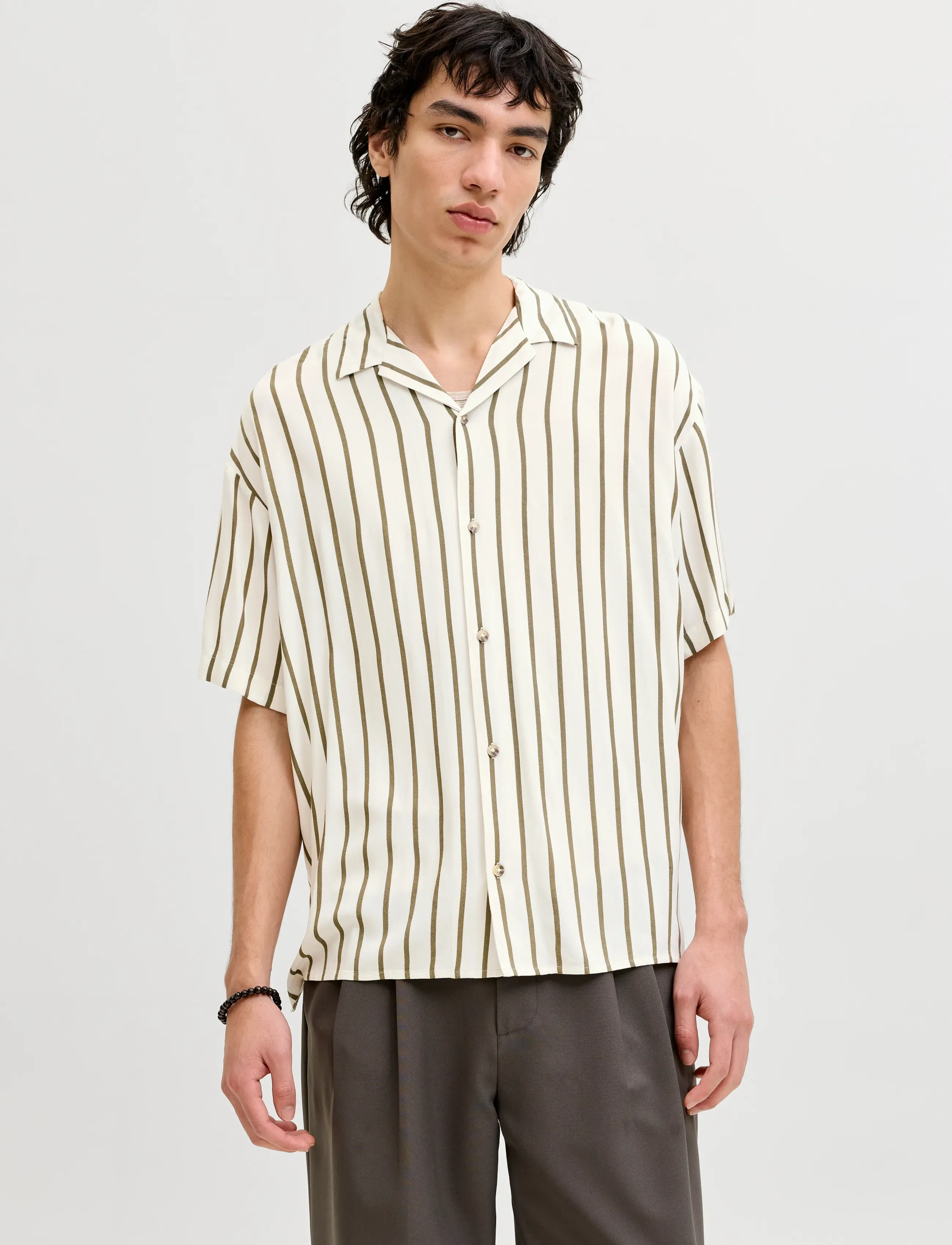 Jack & Jones JJEJEFF RESORT STRIPE SHIRT S/S SN - Skjorter - DUSTY OLIVE / cream