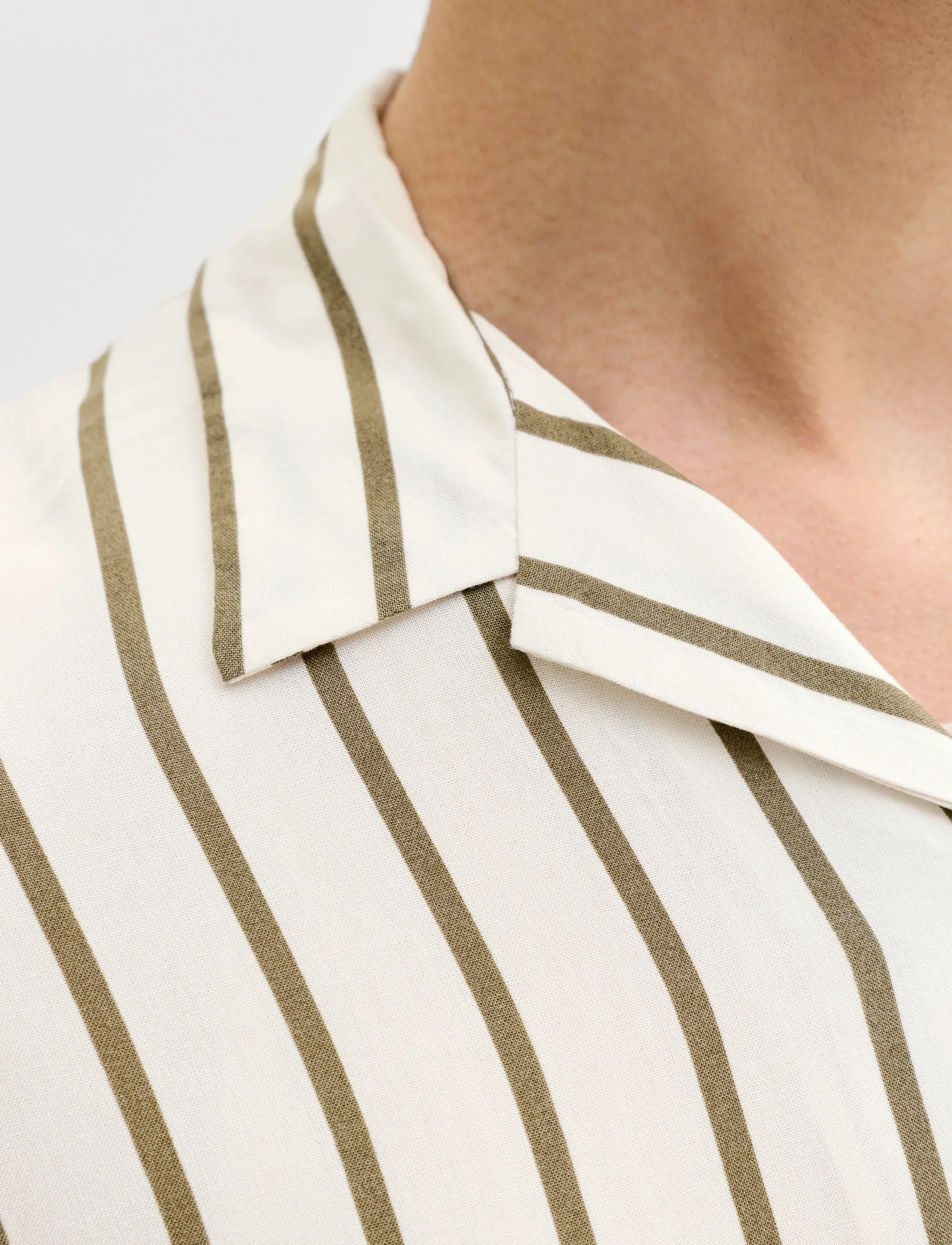 Jack & Jones - JJEJEFF RESORT STRIPE SHIRT S/S SN - röndóttar skyrtur - dusty olive - 5