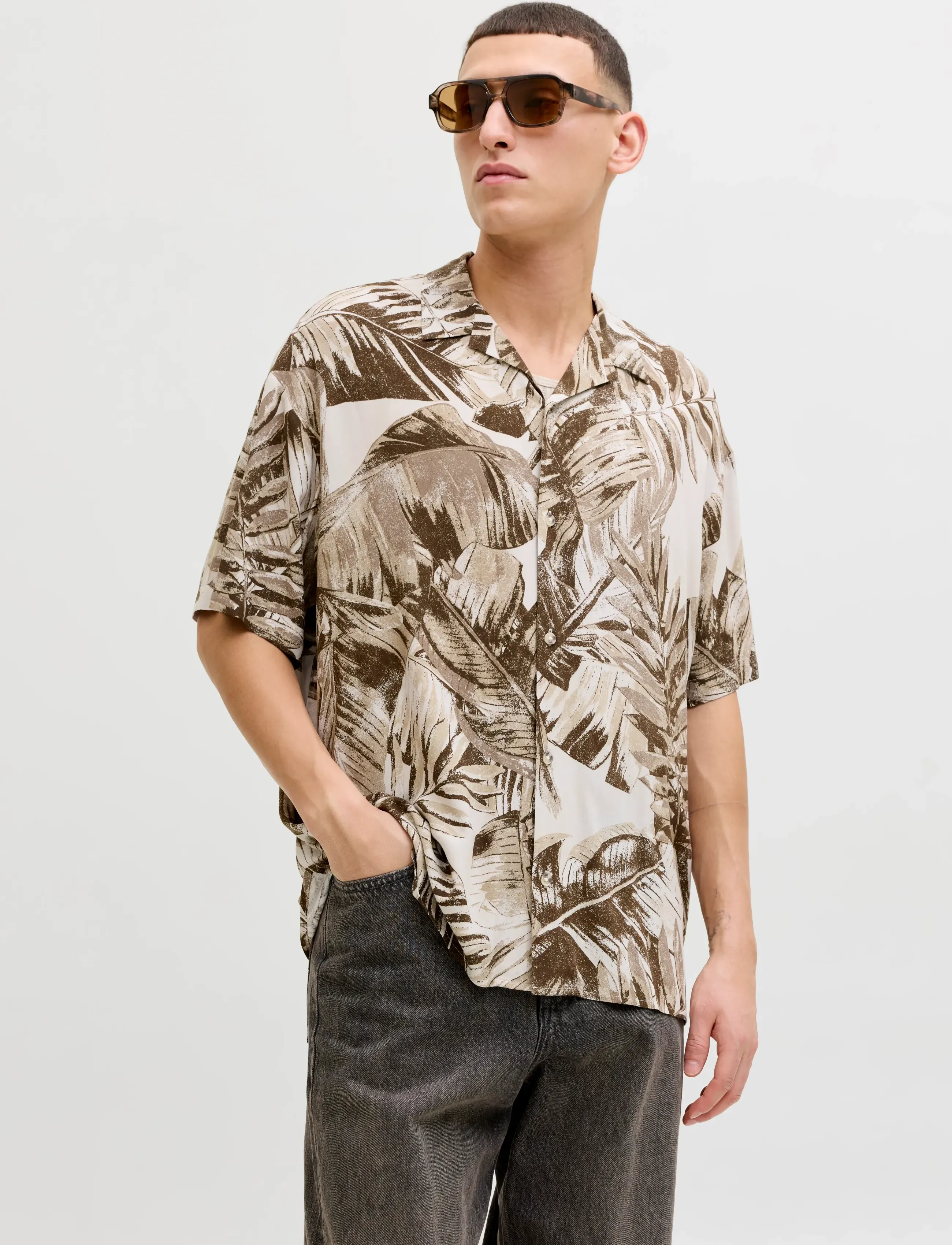 Jack & Jones JJEJEFF RESORT AOP SHIRT S/S LN - Skjorter - STRING / brown