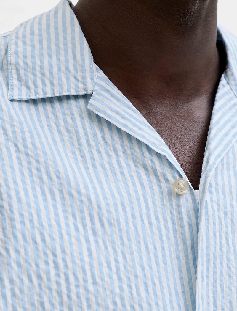 Jack & Jones - JJMILO SEERSUCKER RESORT SHIRT SS - lühikeste varrukatega särgid - cashmere blue - 5