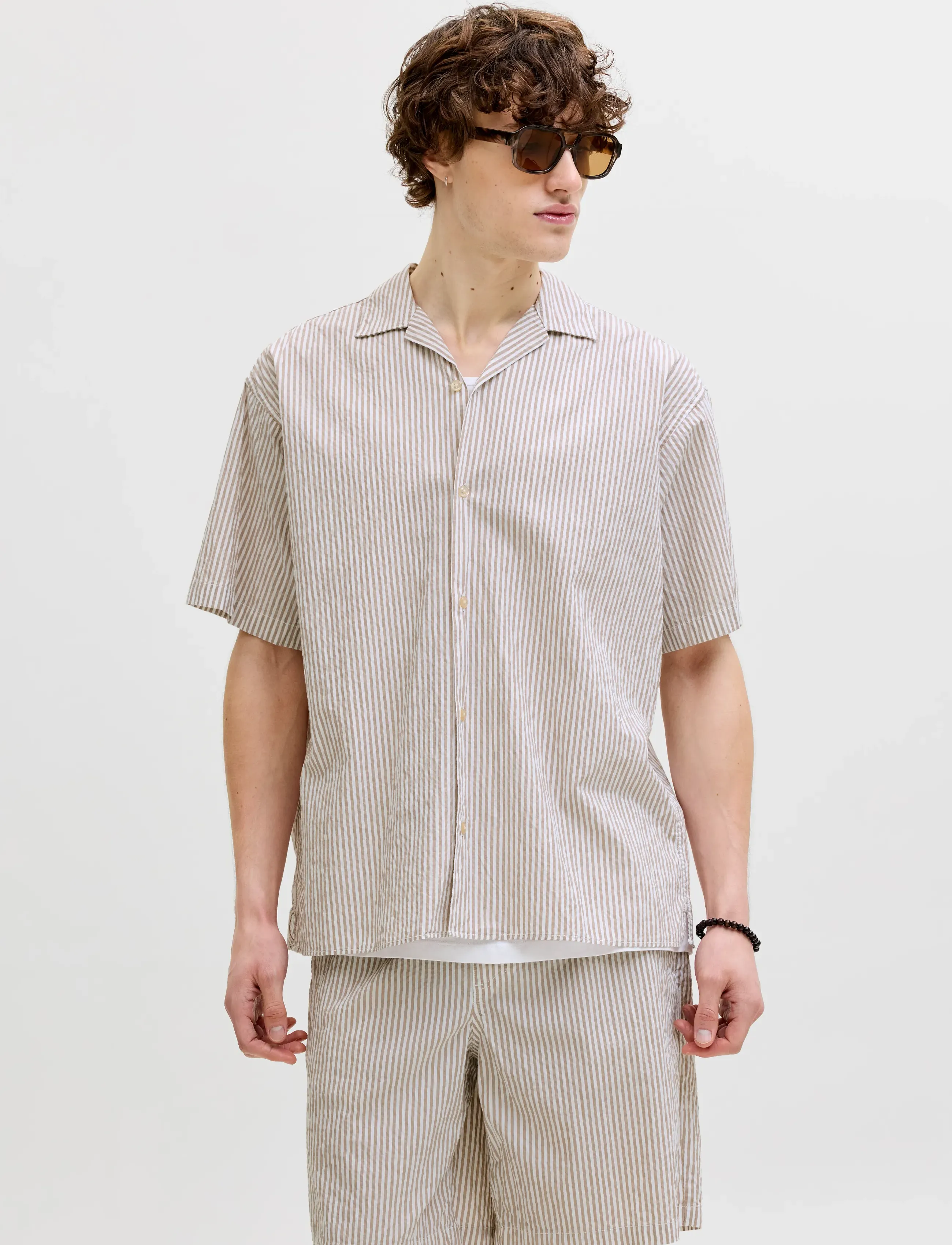 Jack & Jones JJMILO SEERSUCKER RESORT SHIRT SS - Tøj - STRING / cream