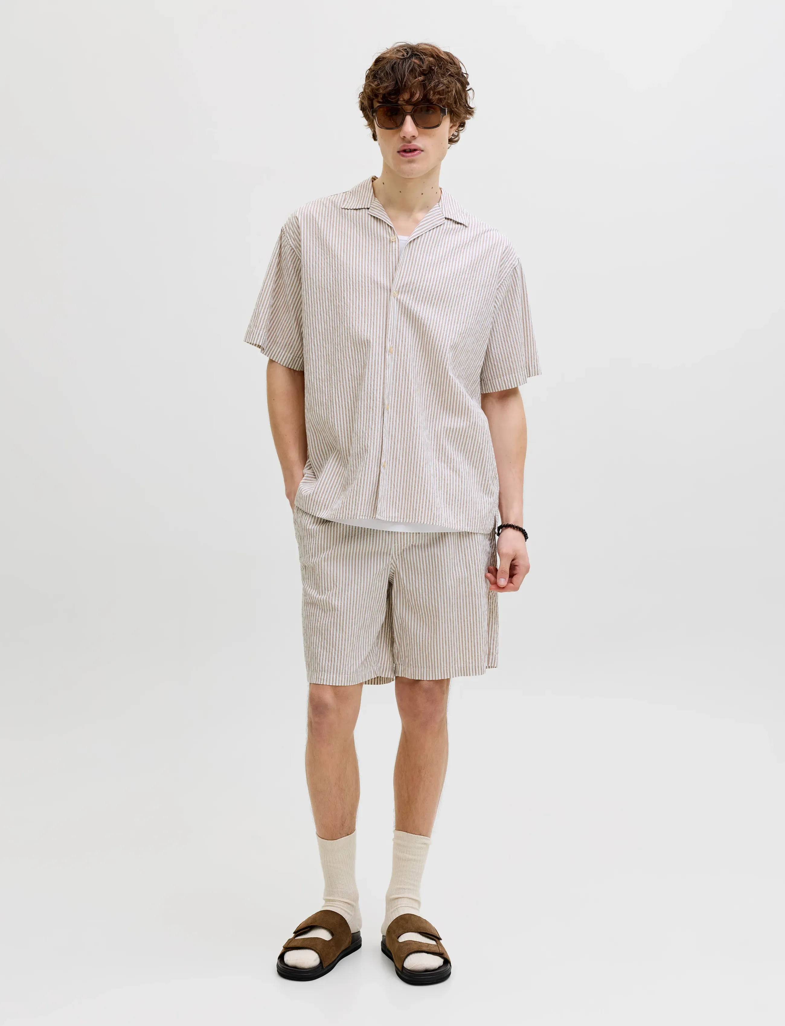 Jack & Jones - JJMILO SEERSUCKER RESORT SHIRT SS - kortærmede skjorter - string - 4