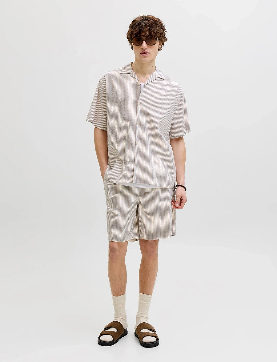 Jack & Jones - JJMILO SEERSUCKER RESORT SHIRT SS - kortærmede skjorter - string - 4