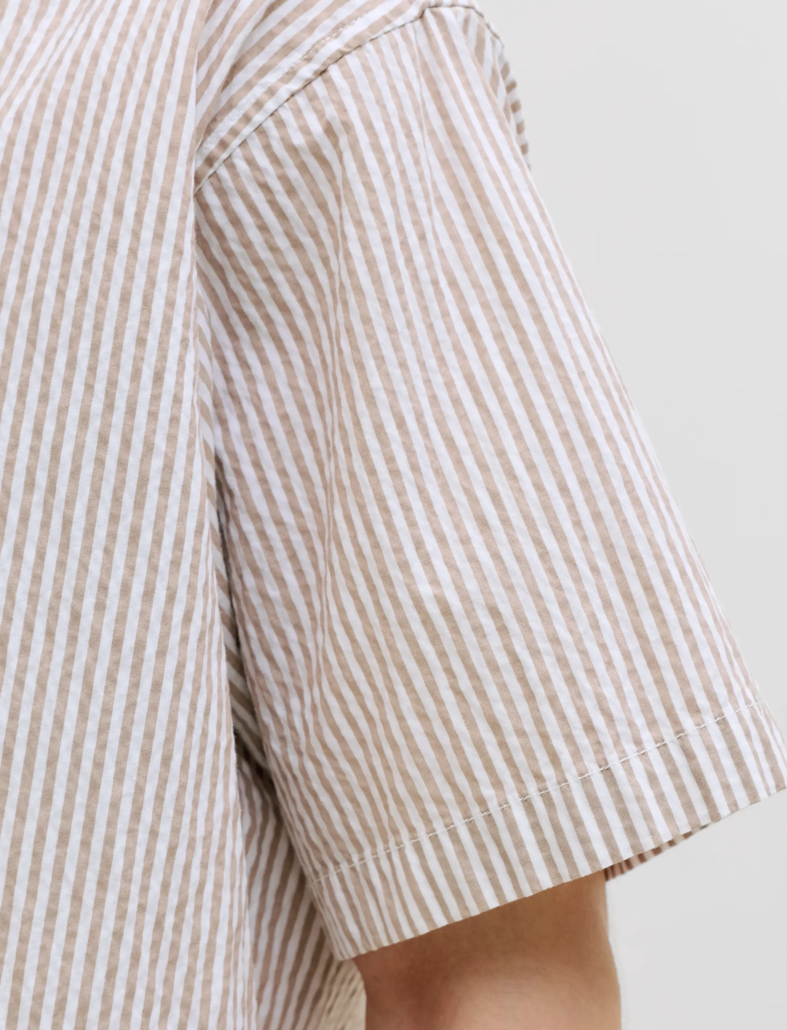 Jack & Jones - JJMILO SEERSUCKER RESORT SHIRT SS - kortærmede skjorter - string - 5