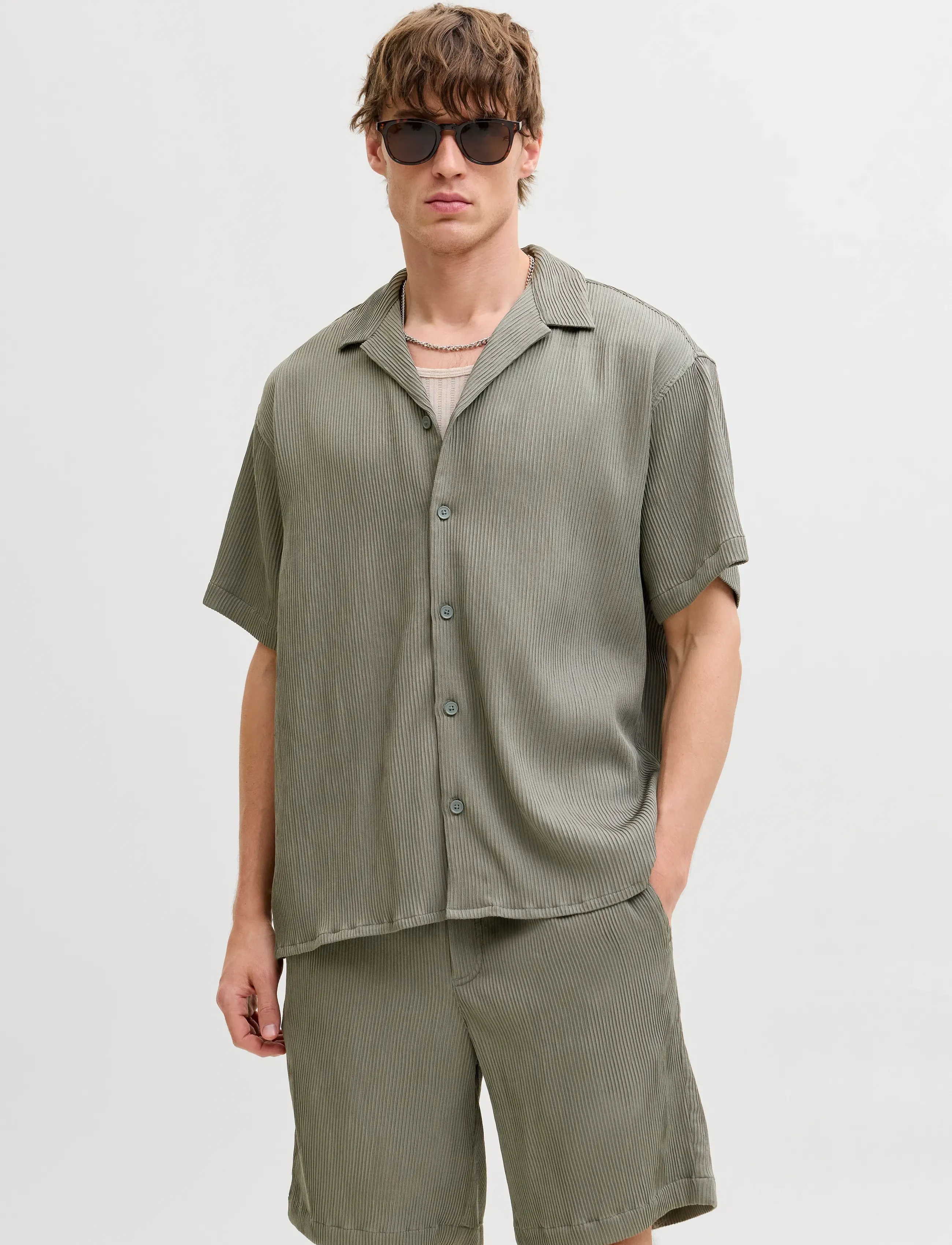 Jack & Jones JJEHARRISON RESORT SHIRT SS SN - Kleidung - DUSTY OLIVE / khaki/green
