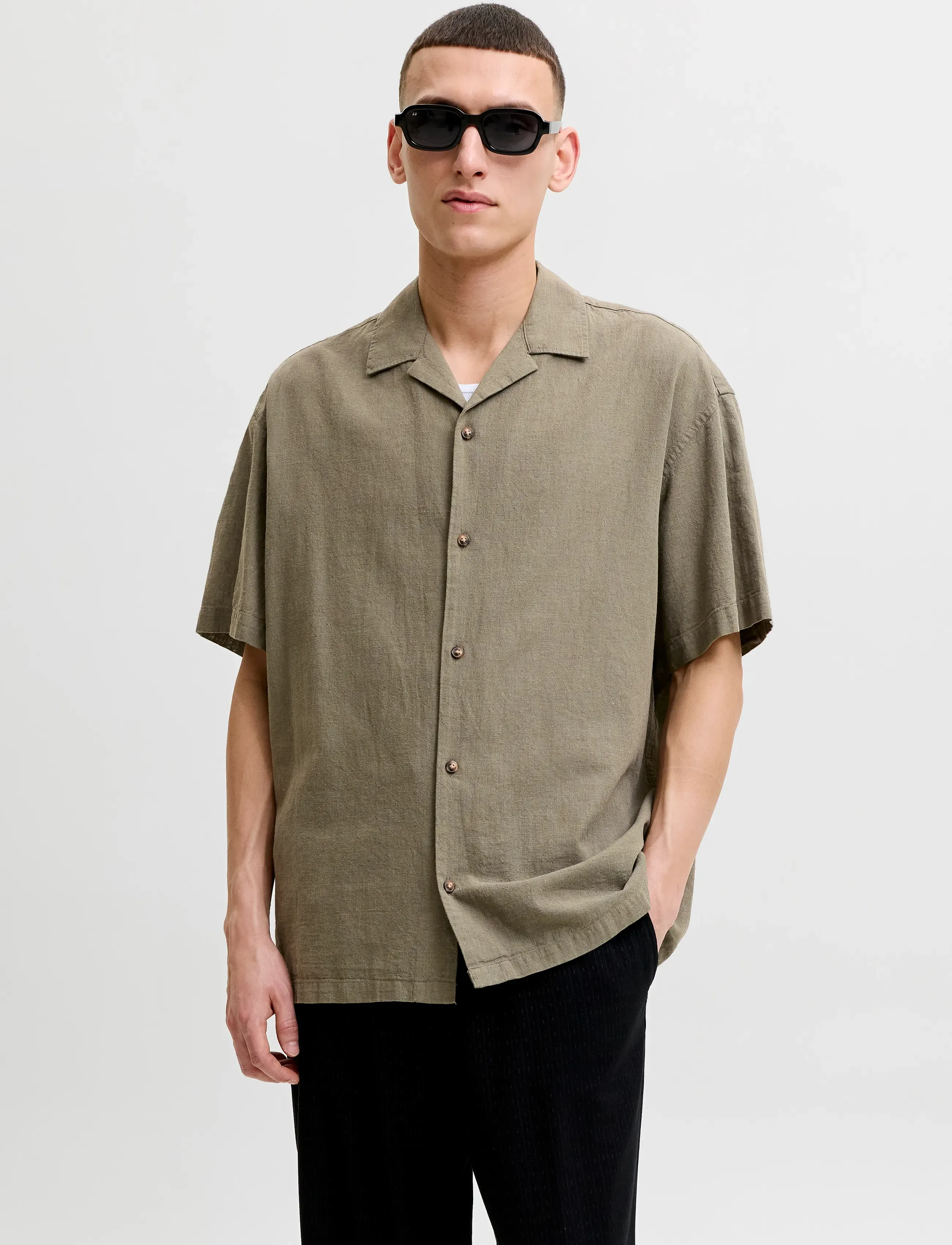 Jack & Jones JJESUMMER LINEN BLEND RESORT SHIRT SS SN - Kauluspaidat - DUSTY OLIVE / khaki/green