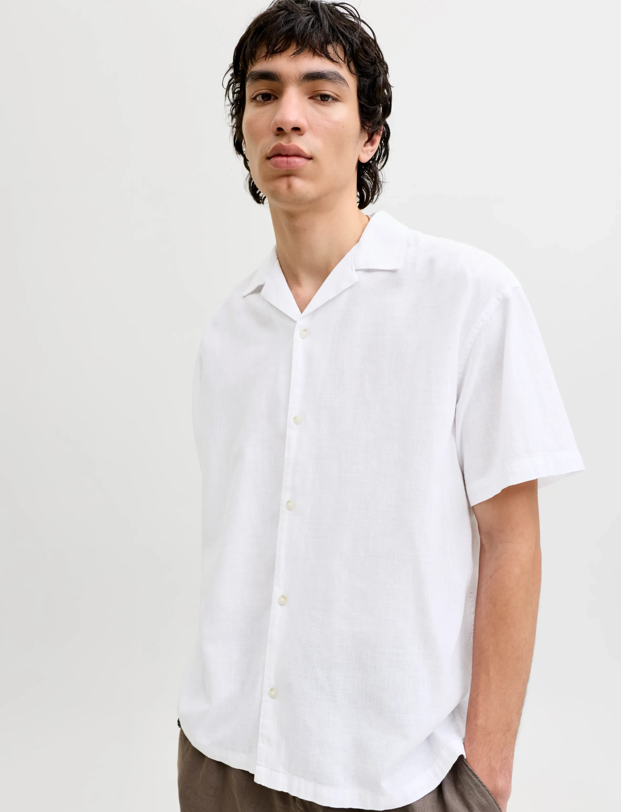 Jack & Jones - JJESUMMER LINEN BLEND RESORT SHIRT SS SN - hørskjorter - white - 5