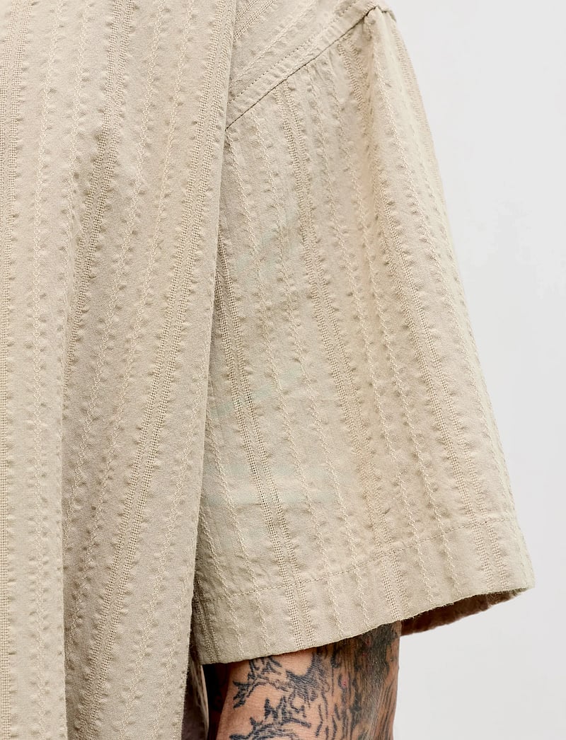 Jack & Jones - JJETYSON RESORT SHIRT SS SN - kortærmede skjorter - string - 4