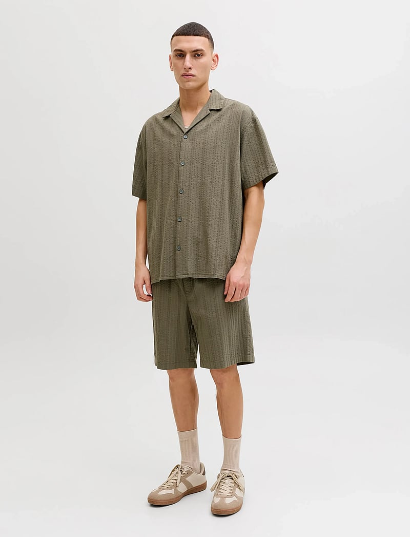 Jack & Jones - JJETYSON RESORT SHIRT SS SN - kortærmede skjorter - vetiver - 3