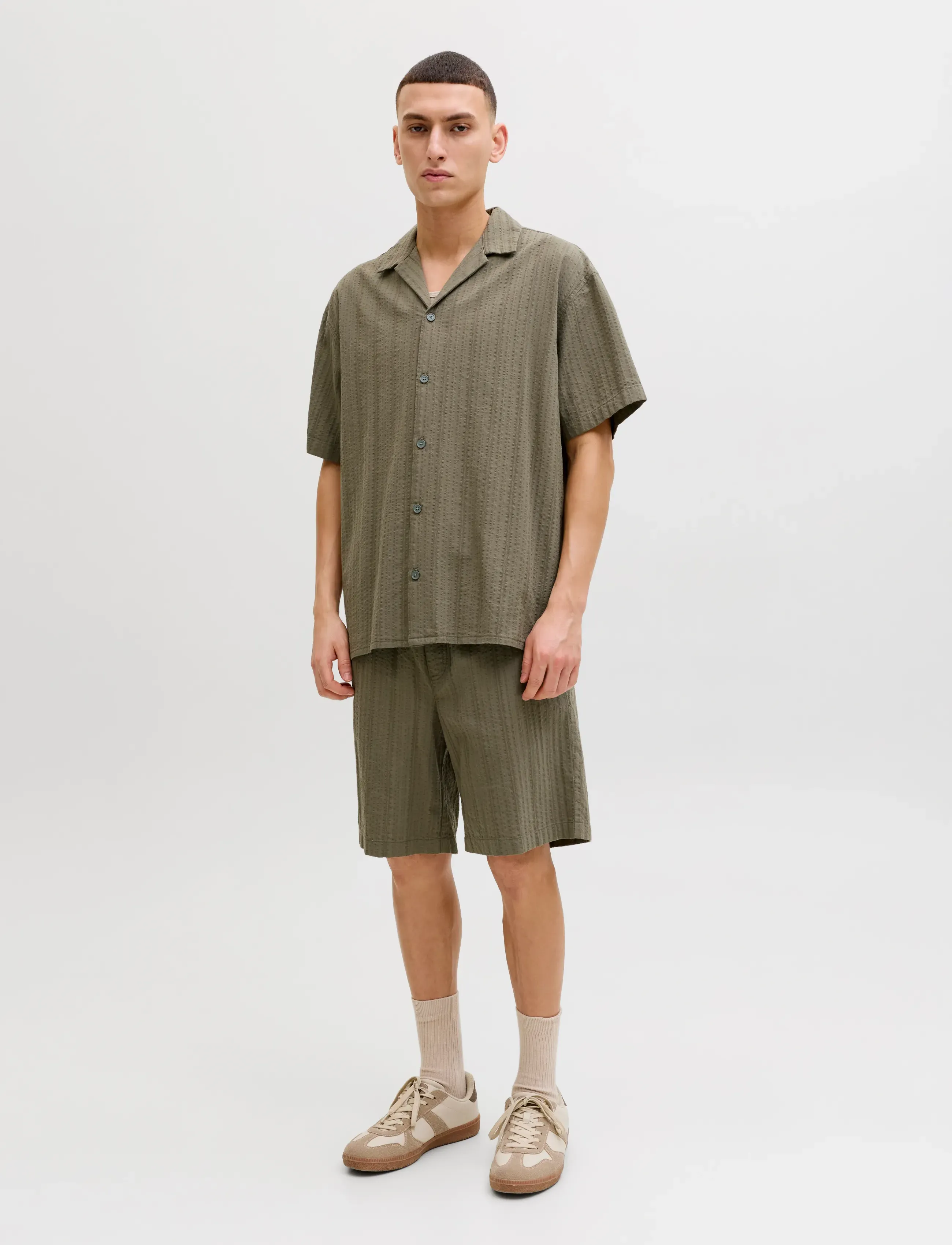 Jack & Jones - JJETYSON RESORT SHIRT SS SN - lühikeste varrukatega särgid - vetiver - 3
