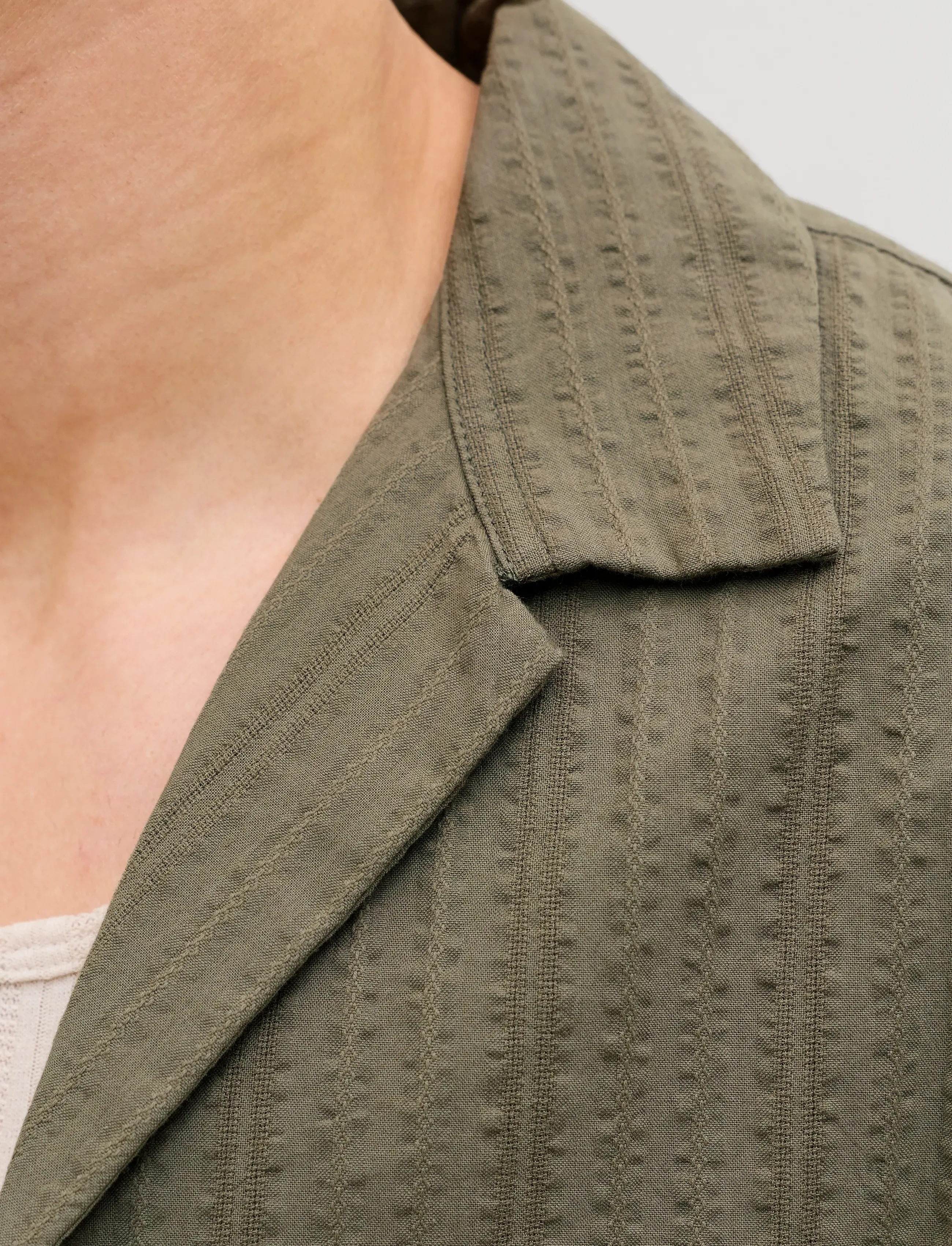 Jack & Jones - JJETYSON RESORT SHIRT SS SN - lühikeste varrukatega särgid - vetiver - 4