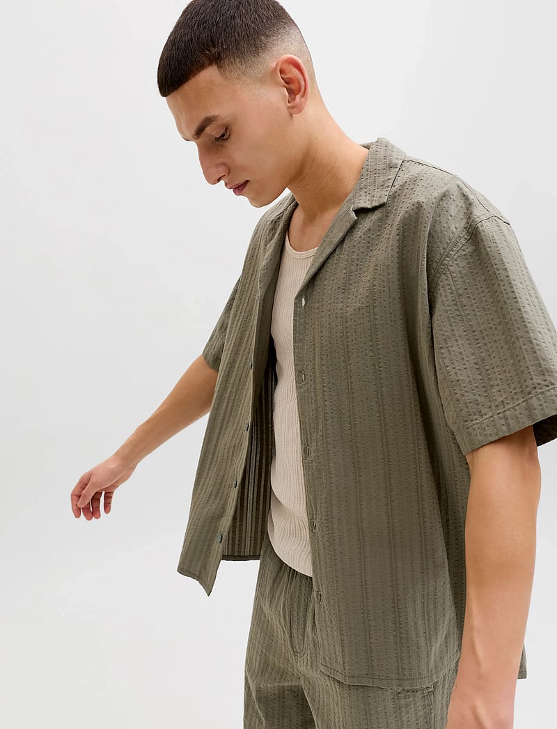 Jack & Jones - JJETYSON RESORT SHIRT SS SN - kortærmede skjorter - vetiver - 5