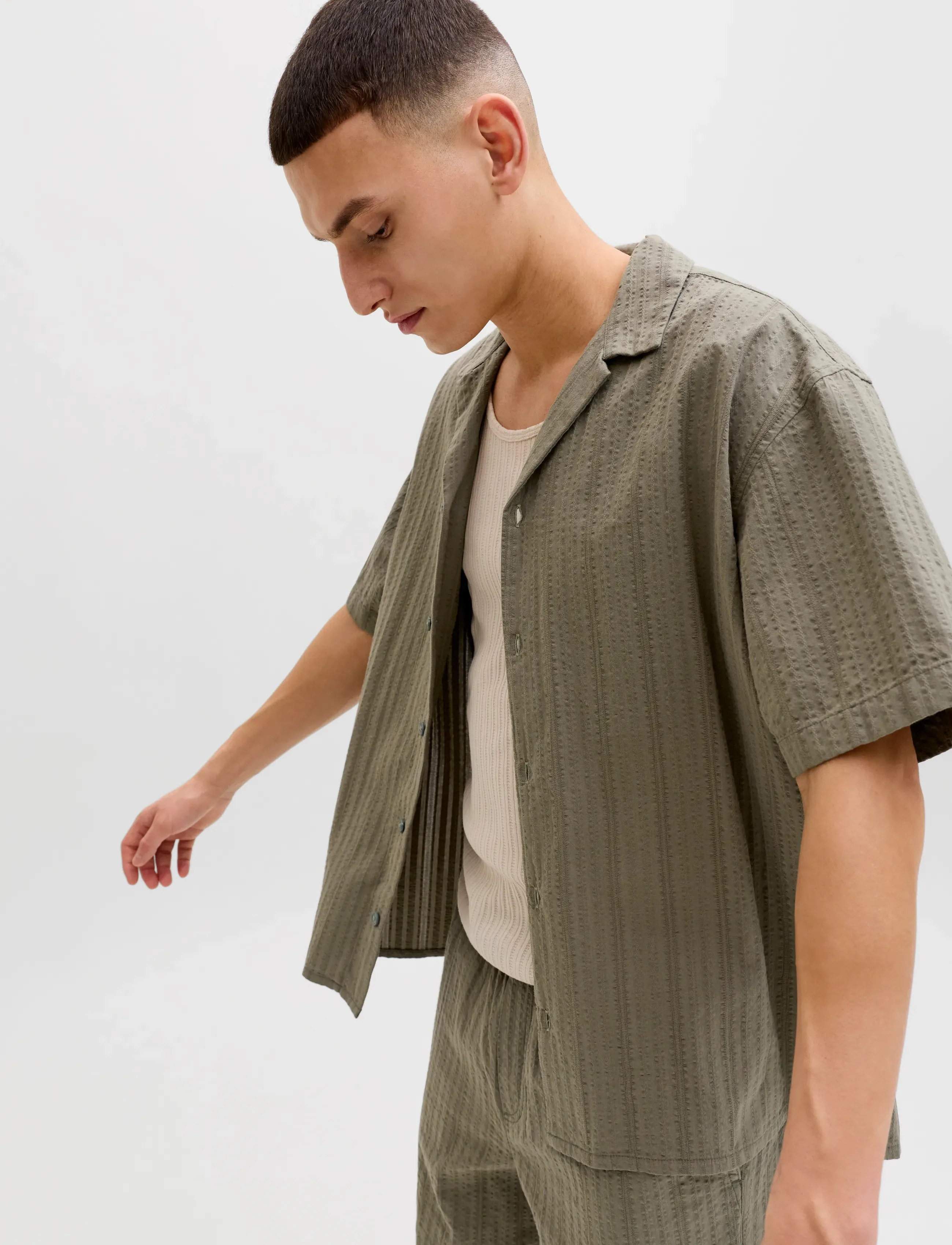 Jack & Jones - JJETYSON RESORT SHIRT SS SN - lühikeste varrukatega särgid - vetiver - 5
