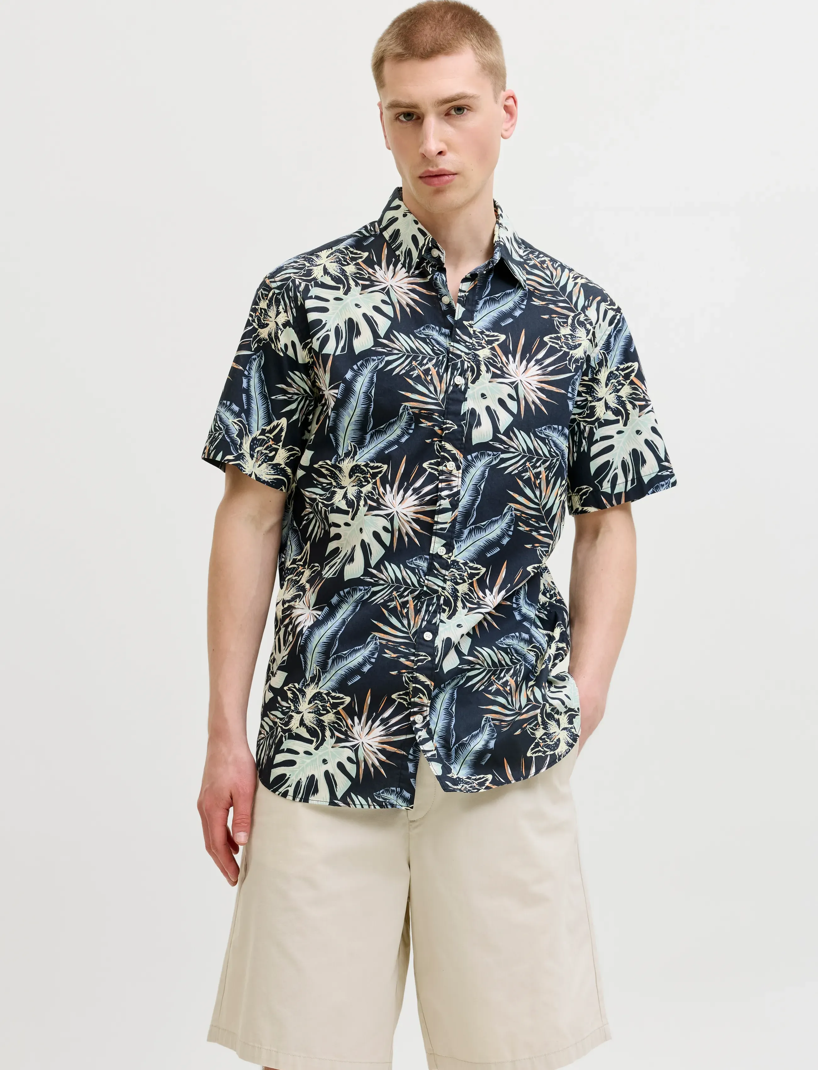 Jack & Jones JJHONOLULU AOP SHIRT SS - Last chance - BLACK / multi