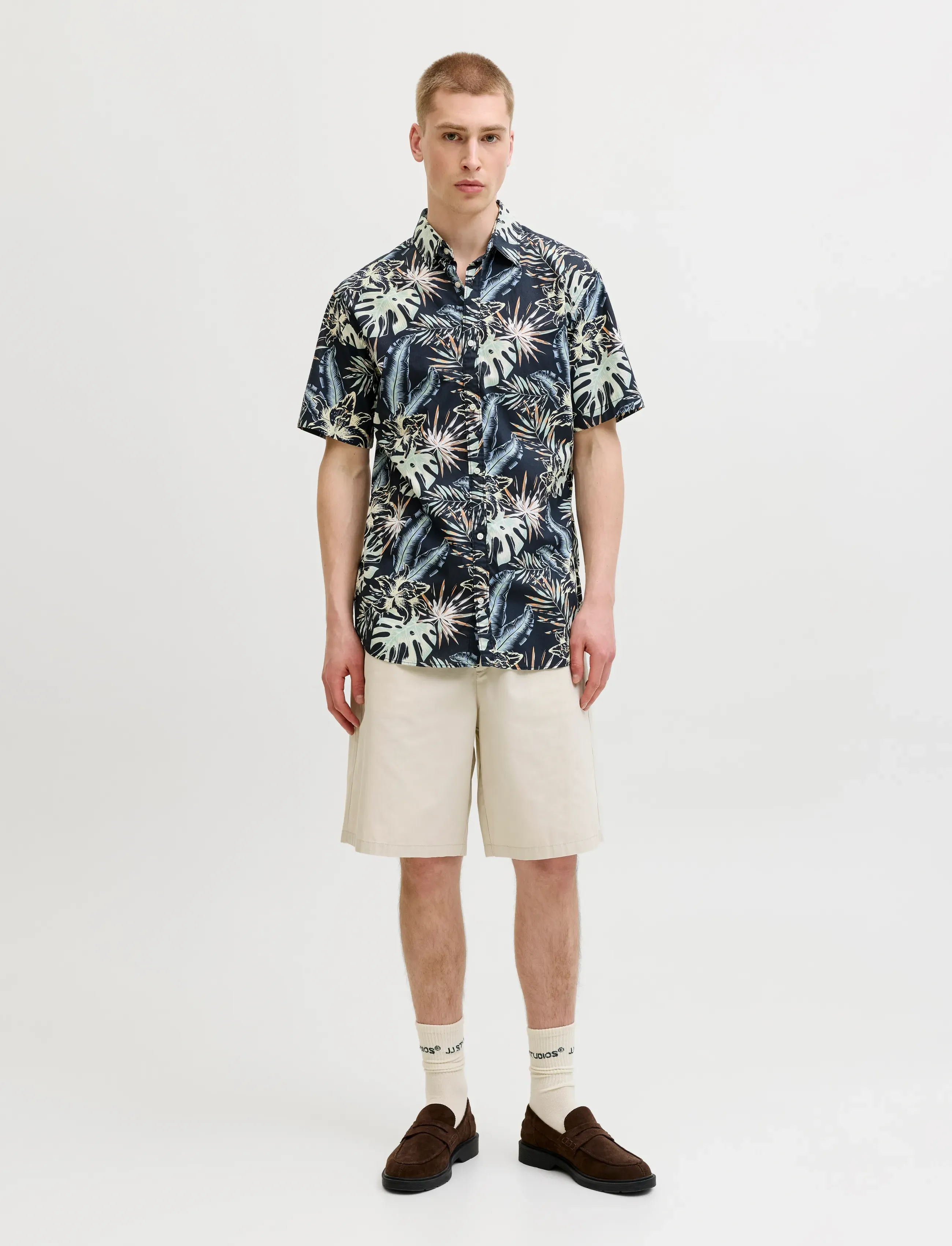 Jack & Jones - JJHONOLULU AOP SHIRT SS - lühikeste varrukatega särgid - black - 4