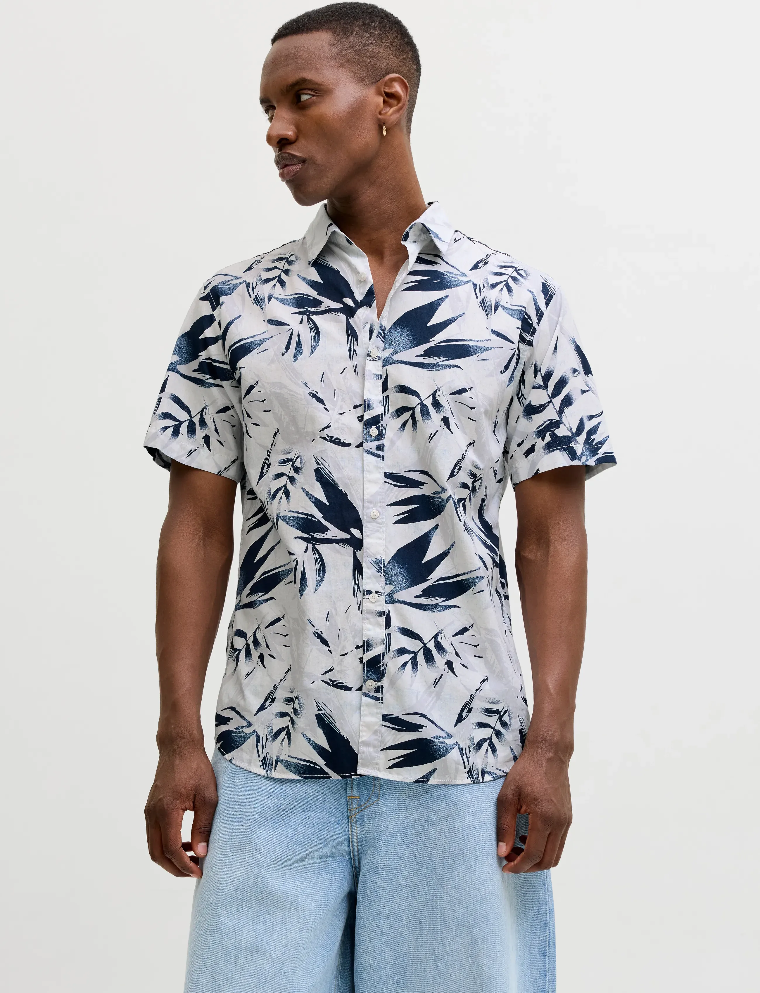 Jack & Jones JJHONOLULU AOP SHIRT SS - Skjorter - CLOUD DANCER / white